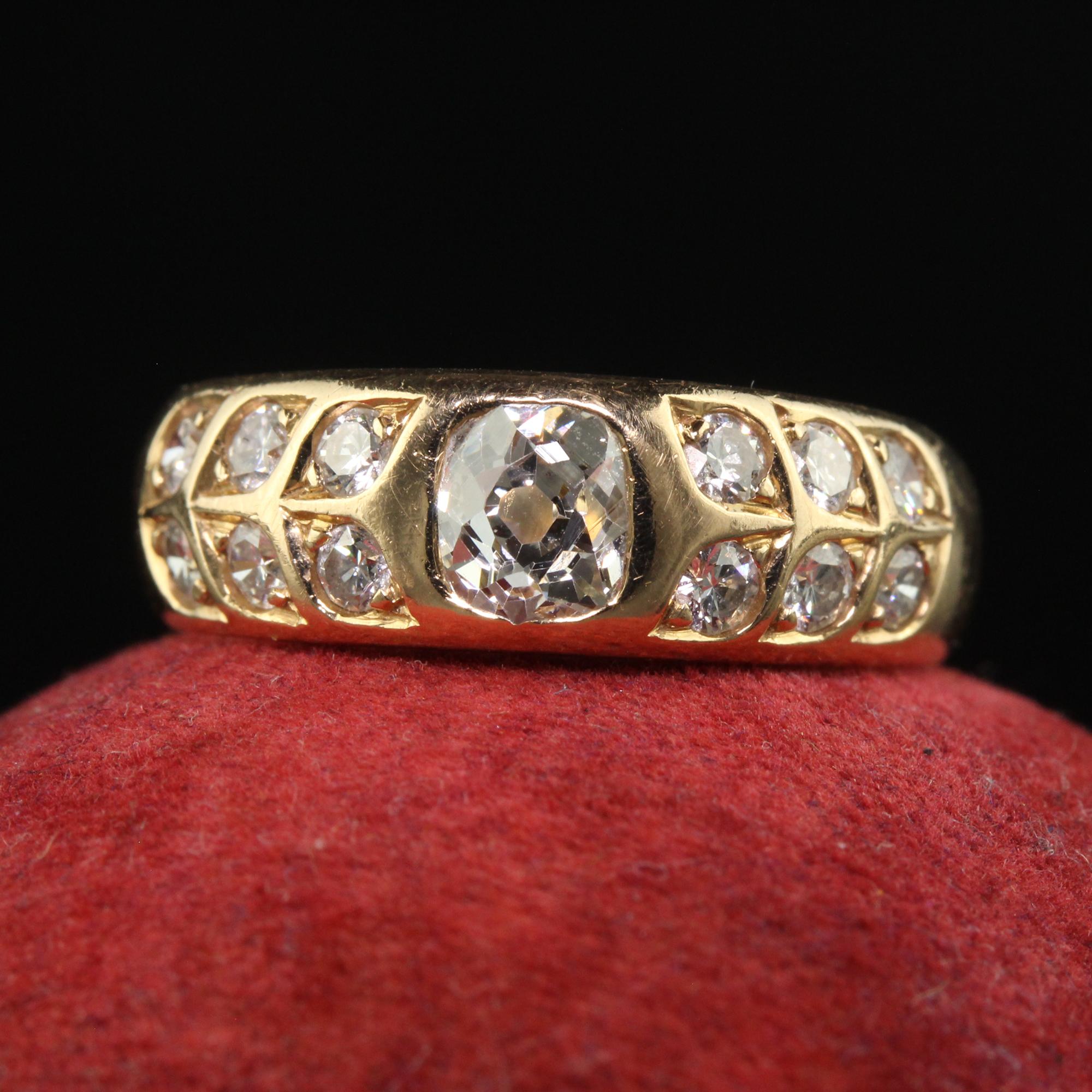 Schöne antike Art Deco 18K Gelbgold Französisch Old Mine Diamond Band Ring. Dieser schöne französische Art-Déco-Diamantring ist aus 18 Karat Gelbgold gefertigt. In der Mitte befindet sich ein wunderschöner Diamant im Altminenschliff, und auf jeder