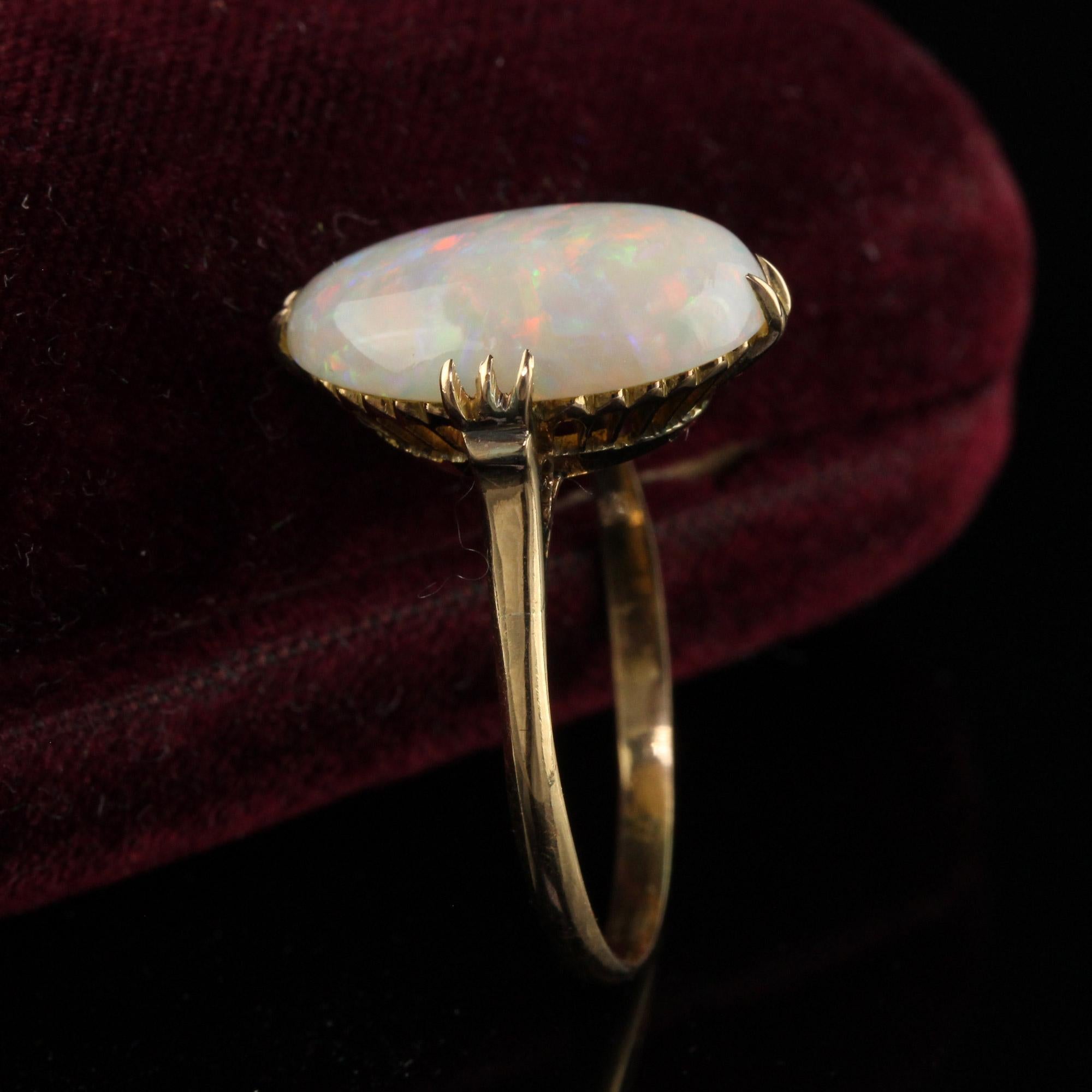 Taille cabochon Bague filigrane Art déco ancienne en or jaune 18 carats avec opale cabochon naturelle en vente
