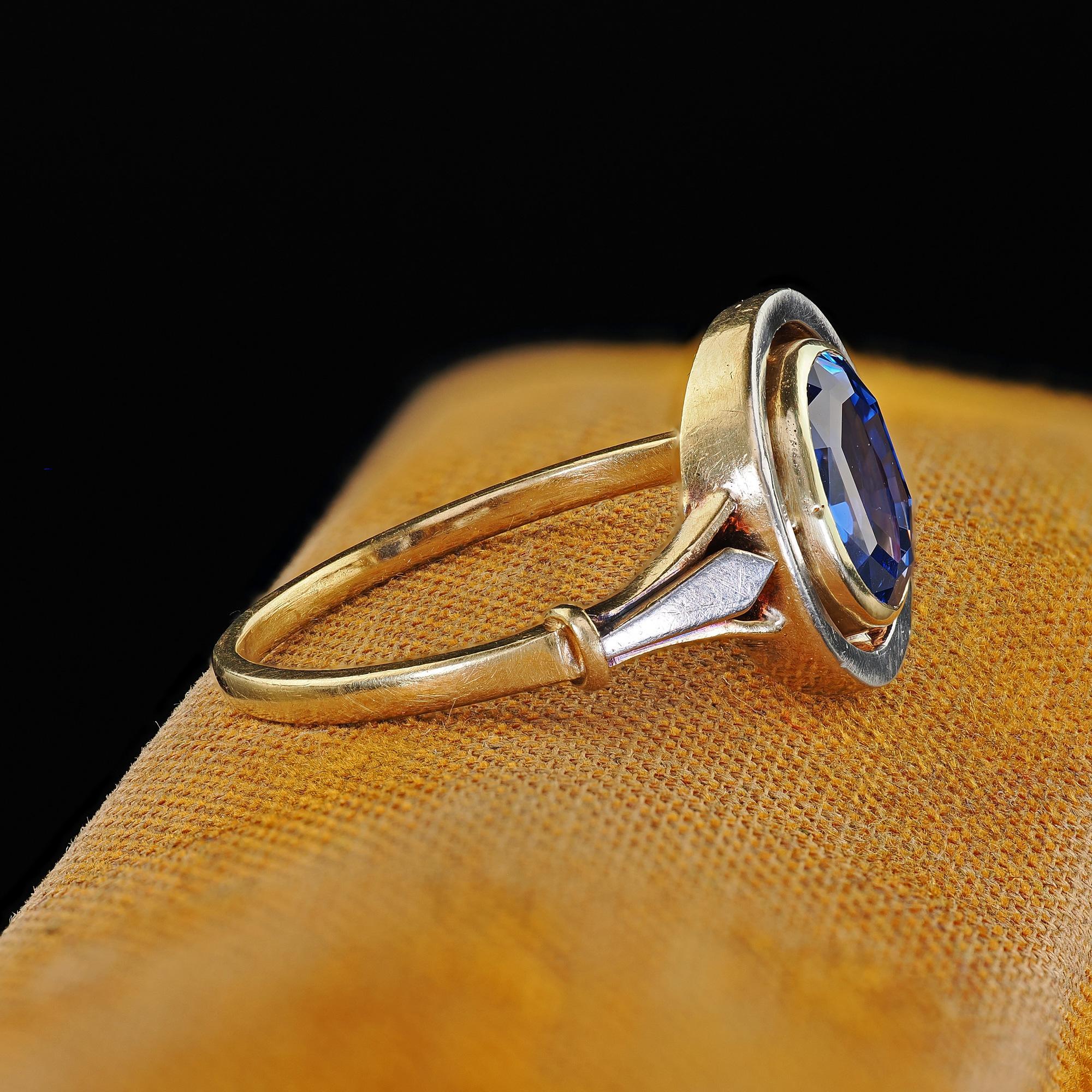 Taille ovale Bague de fiançailles Arte Antiques 18K or jaune platine saphir sans chaleur - GIA en vente