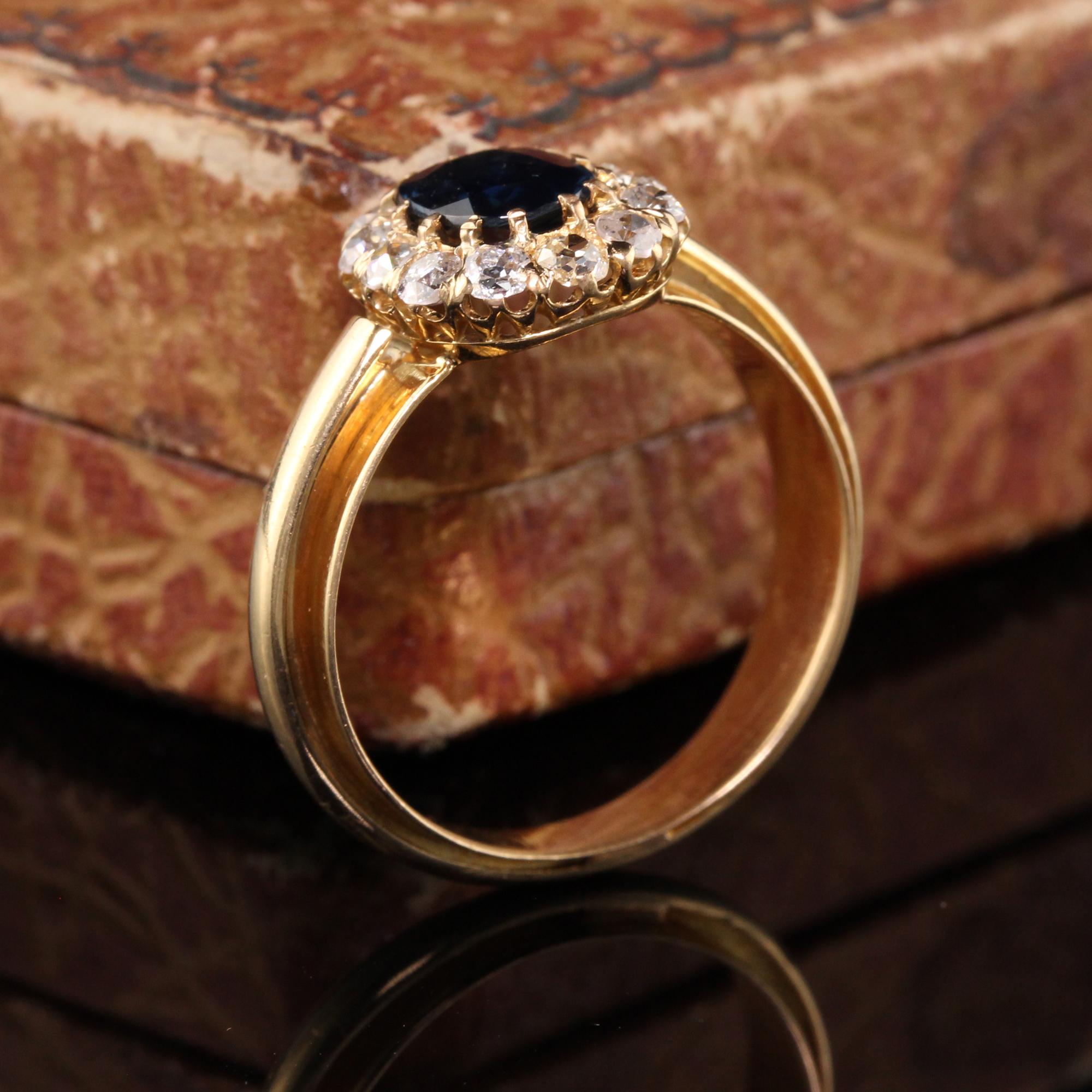 Schöner Vintage Retro 18K Gelbgold Saphir und Diamant Halo Verlobungsring. Dieser wunderschöne Ring zeigt einen schönen blauen Saphir in der Mitte, umgeben von Diamanten im alten Minenschliff.

Artikel #R0904

Metall: 18K Gelbgold

Gewicht: 4,1