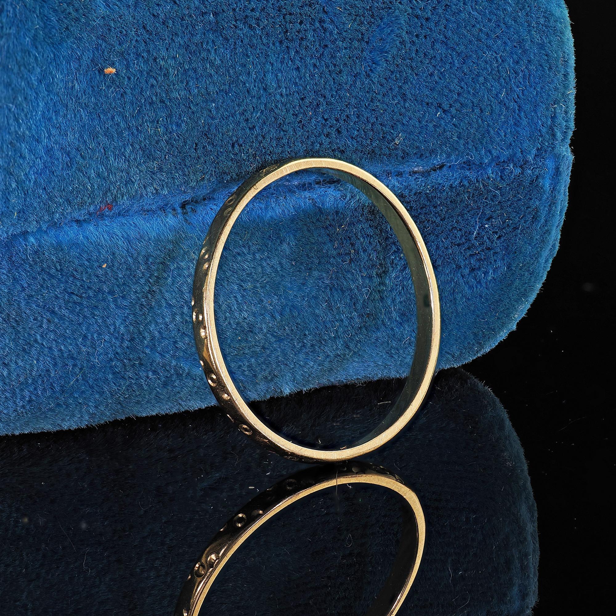 Antique Art Deco 18K Yellow Gold Thin Classic Engraved Wedding Band - Size 6 1/4 In Good Condition For Sale In Great Neck, NY