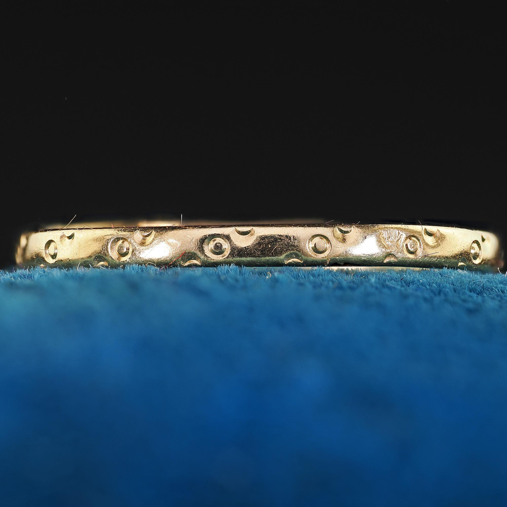 Women's Antique Art Deco 18K Yellow Gold Thin Classic Engraved Wedding Band - Size 6 1/4 For Sale