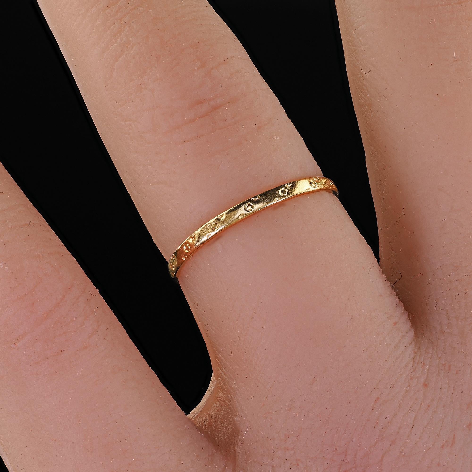 Antique Art Deco 18K Yellow Gold Thin Classic Engraved Wedding Band - Size 6 1/4 For Sale 3