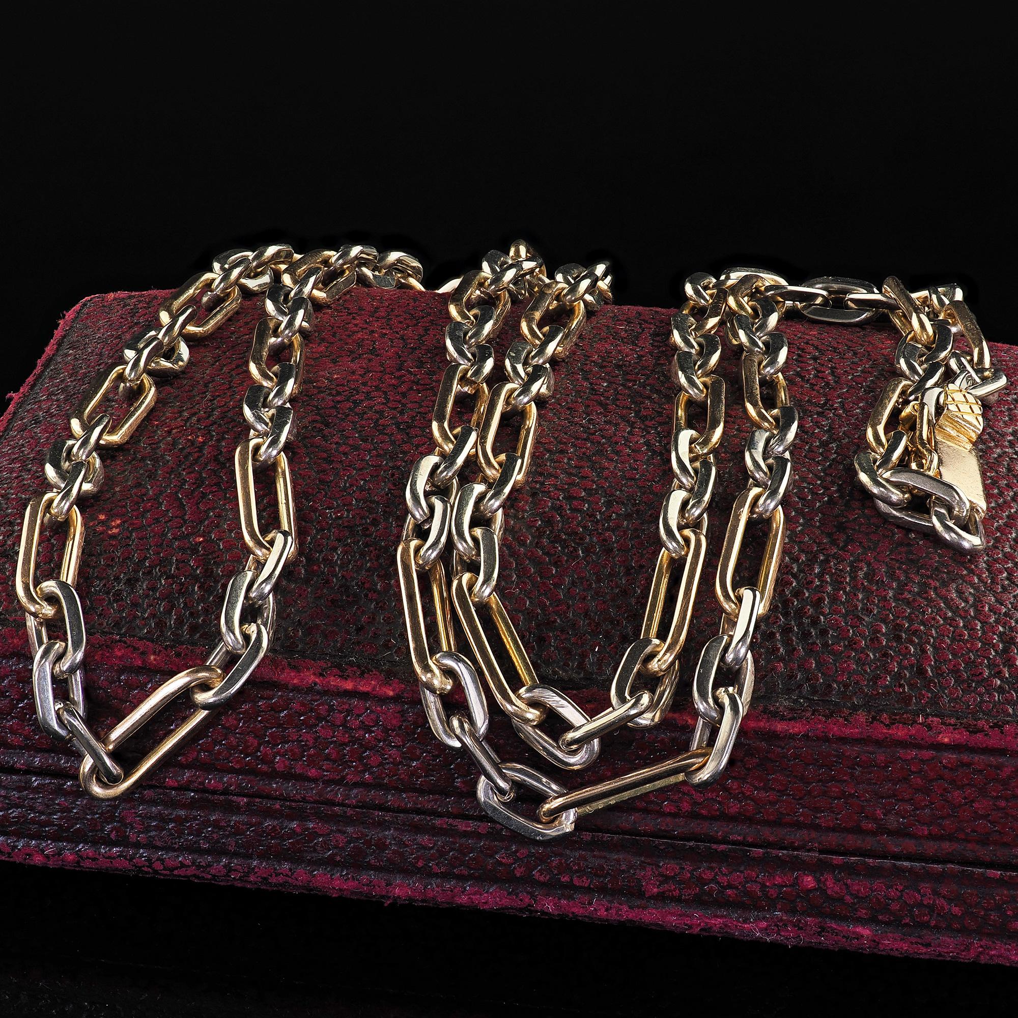 Magnifique collier de trombones en or jaune 18K bicolore, de style Arte Antiques - 26 pouces. Cette magnifique chaîne de trombones de style Arte Antiques est réalisée en or jaune et en or blanc 18 carats. Ce magnifique collier présente des maillons