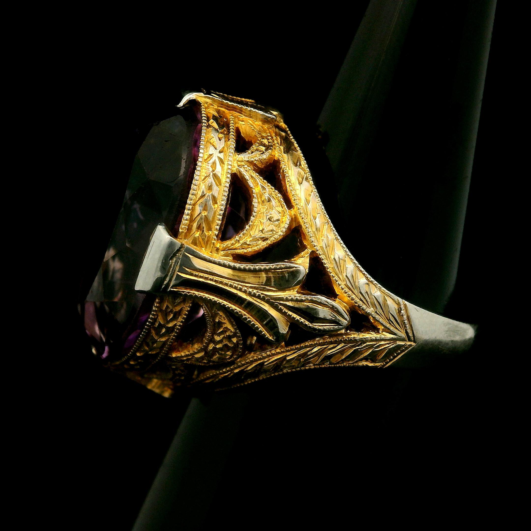 Bague Art déco ancienne en or jaune et blanc 18 carats avec grande améthyste ajourée Milgrain en vente 5