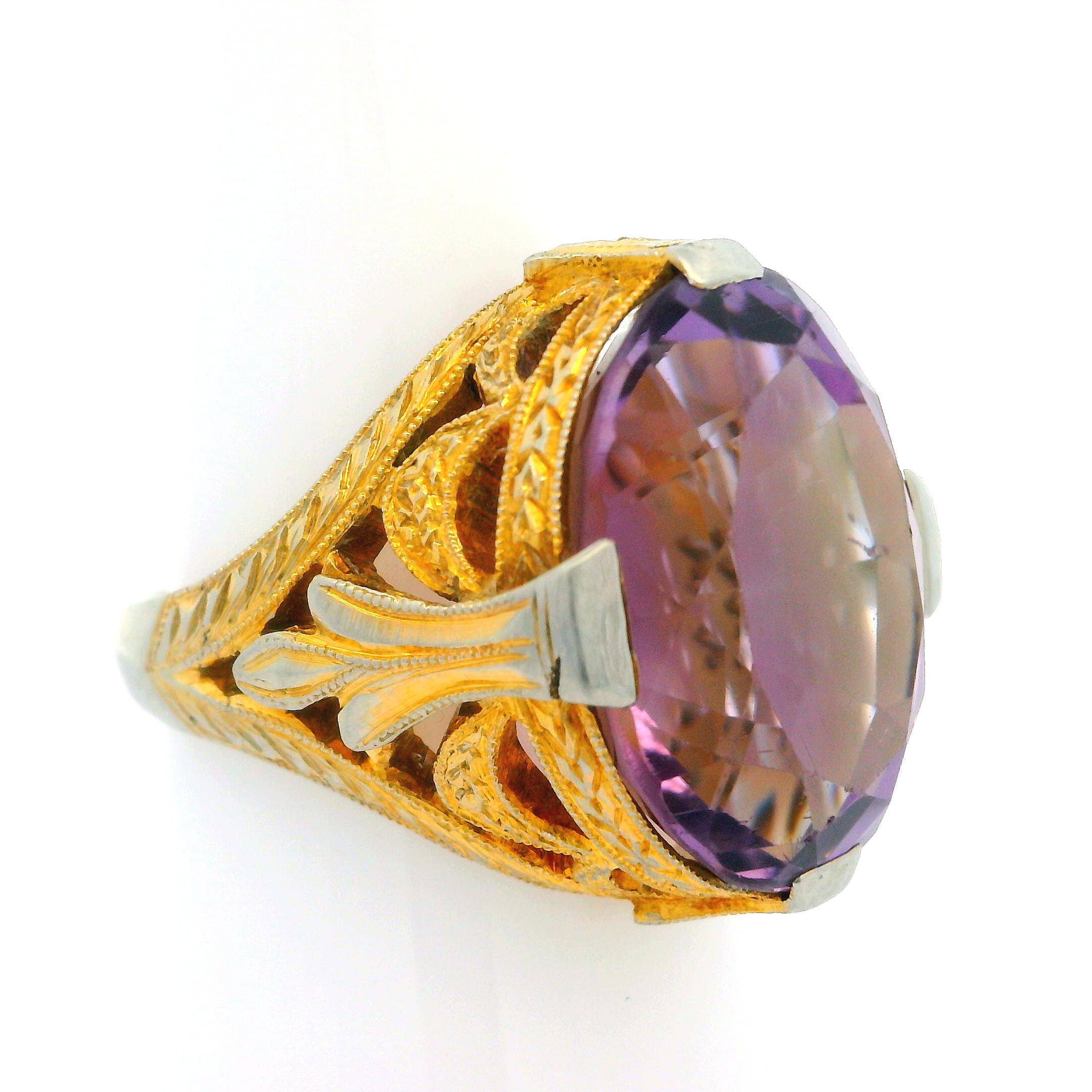 -Pierre(s)
(1) Améthyste véritable naturelle - taille ovale brillante - sertie - couleur violet moyen  -16,5 x 13,3 x 9,10 mm (environ)

MATERIAL : Or jaune 18K - Or blanc 18K
Poids : 10,53 grammes
Taille de la bague : 6.5 (ajustée au doigt,