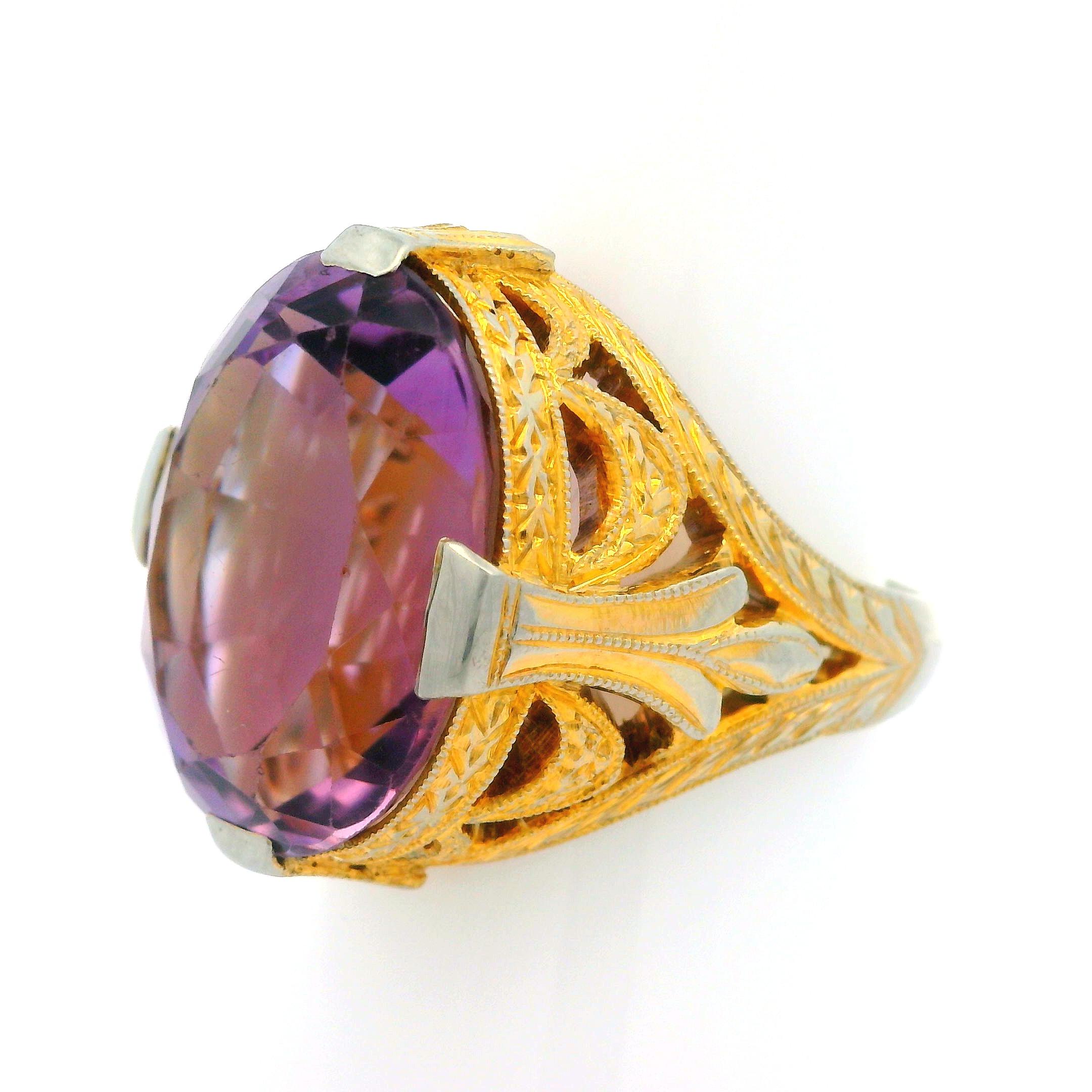 Taille ovale Bague Art déco ancienne en or jaune et blanc 18 carats avec grande améthyste ajourée Milgrain en vente
