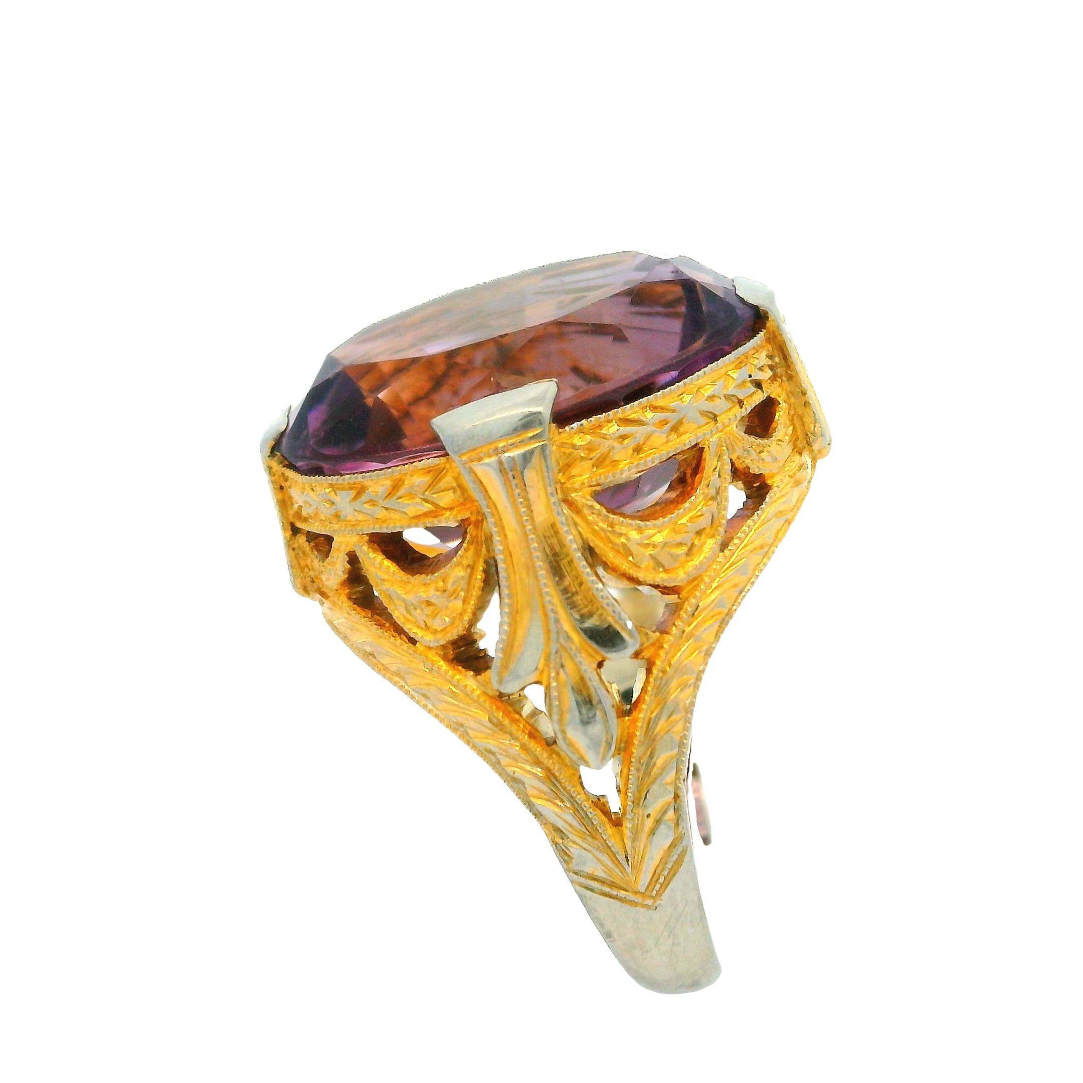 Bague Art déco ancienne en or jaune et blanc 18 carats avec grande améthyste ajourée Milgrain Pour femmes en vente