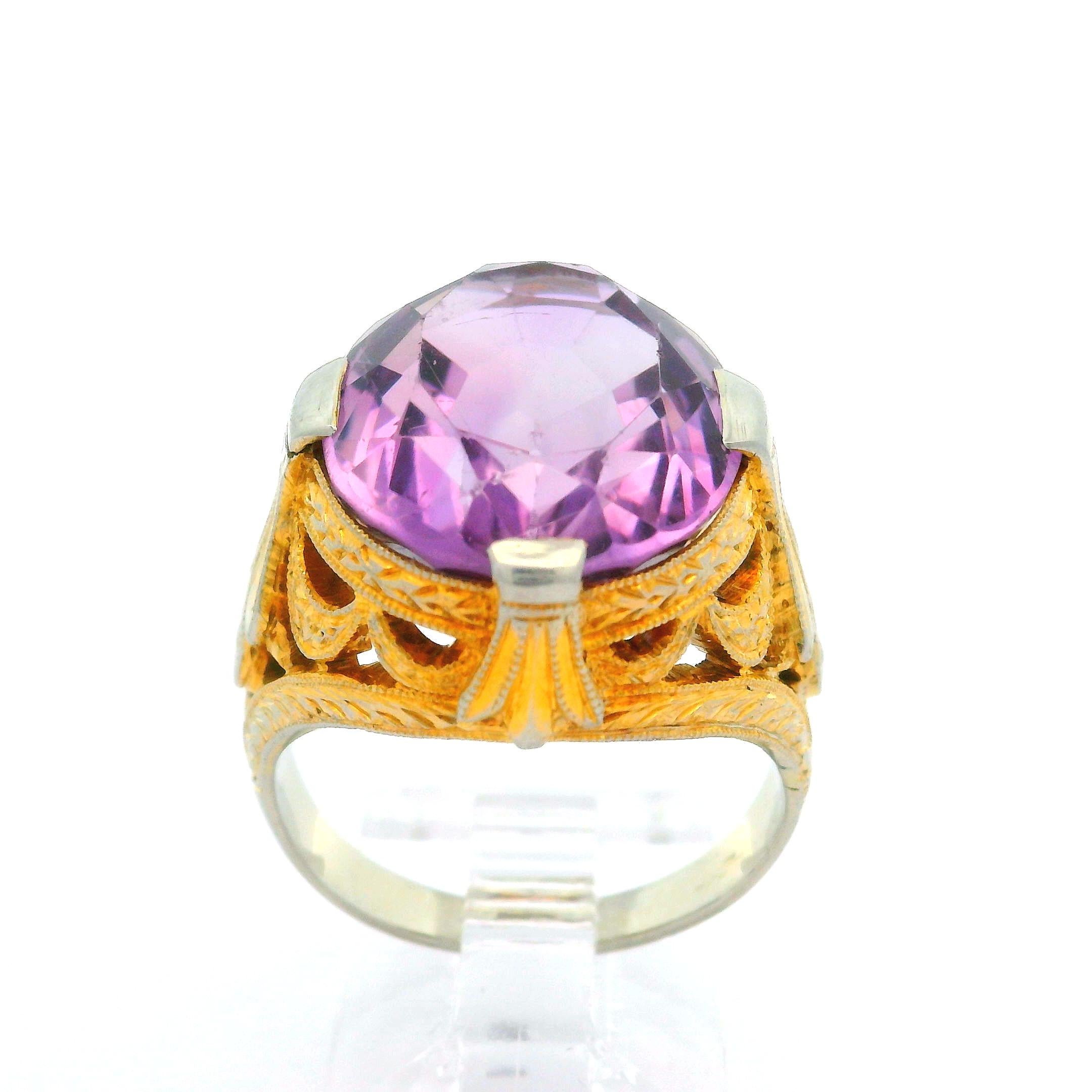 Bague Art déco ancienne en or jaune et blanc 18 carats avec grande améthyste ajourée Milgrain en vente 1