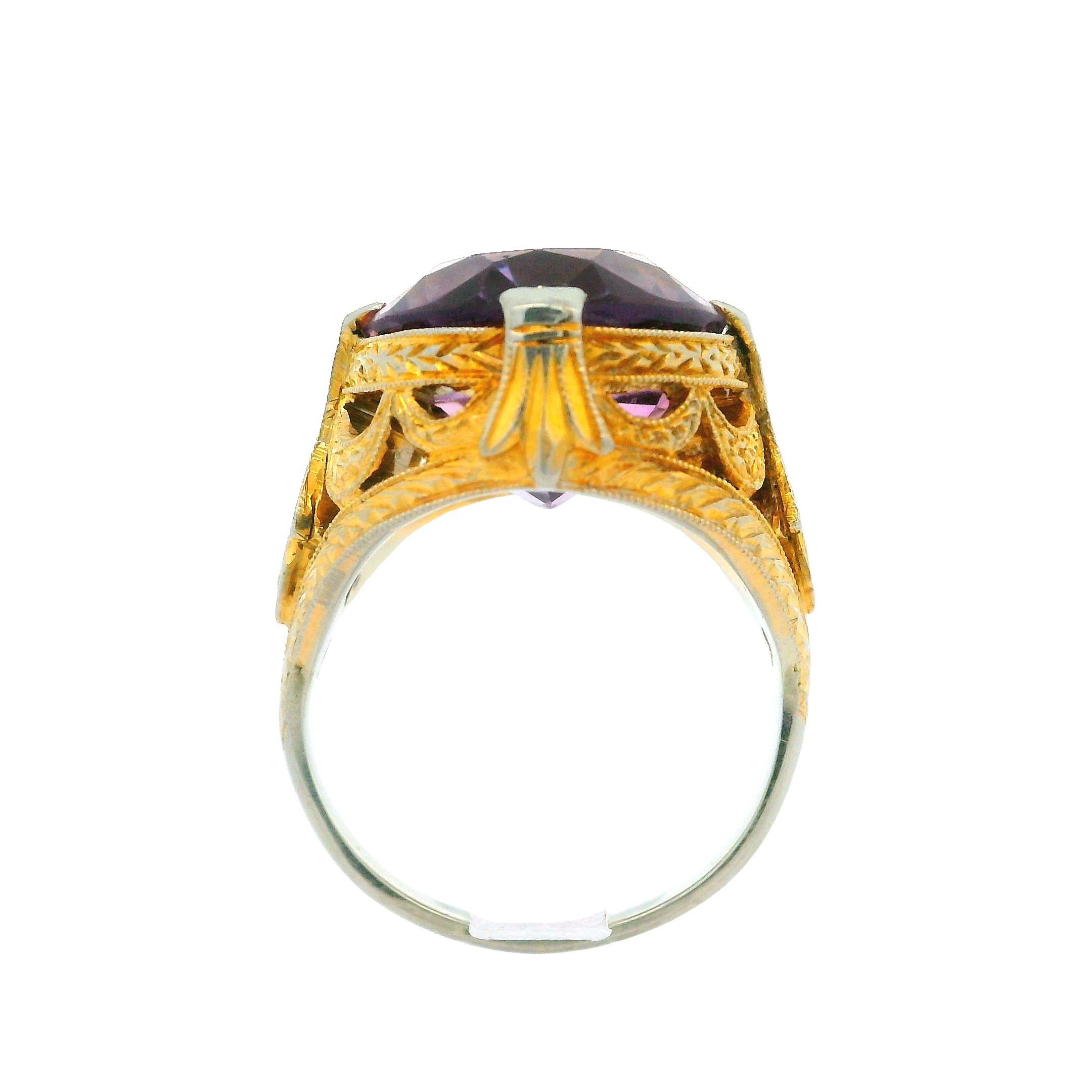 Bague Art déco ancienne en or jaune et blanc 18 carats avec grande améthyste ajourée Milgrain en vente 2