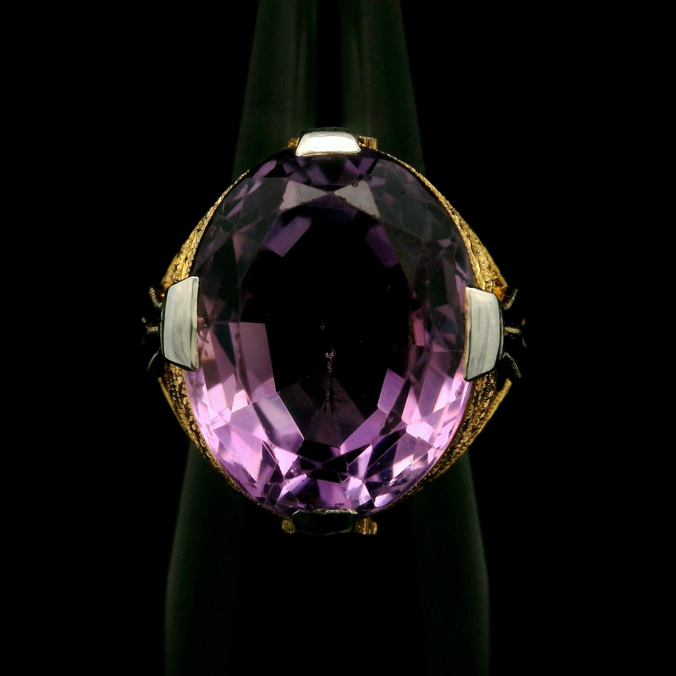Bague Art déco ancienne en or jaune et blanc 18 carats avec grande améthyste ajourée Milgrain en vente 3