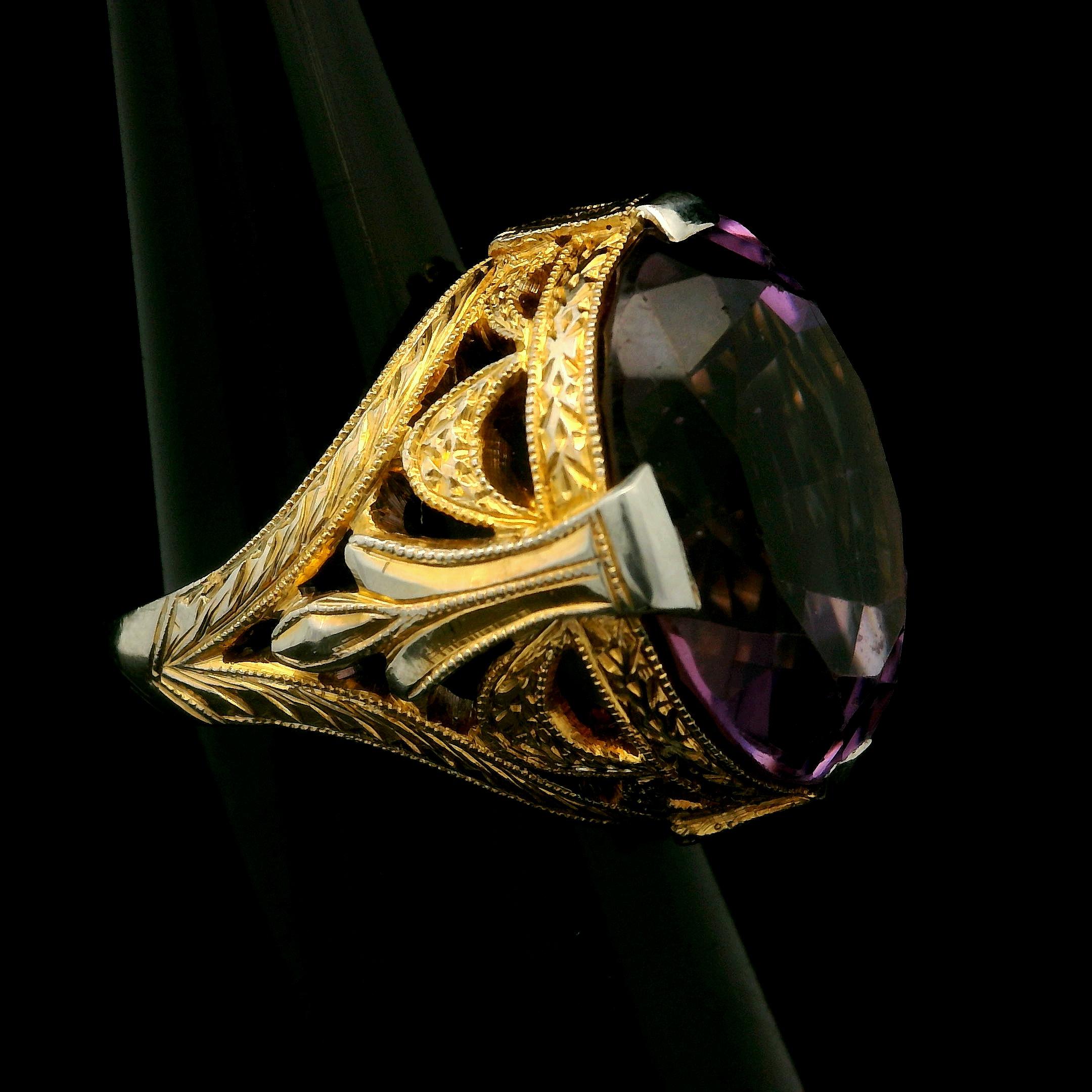 Bague Art déco ancienne en or jaune et blanc 18 carats avec grande améthyste ajourée Milgrain en vente 4