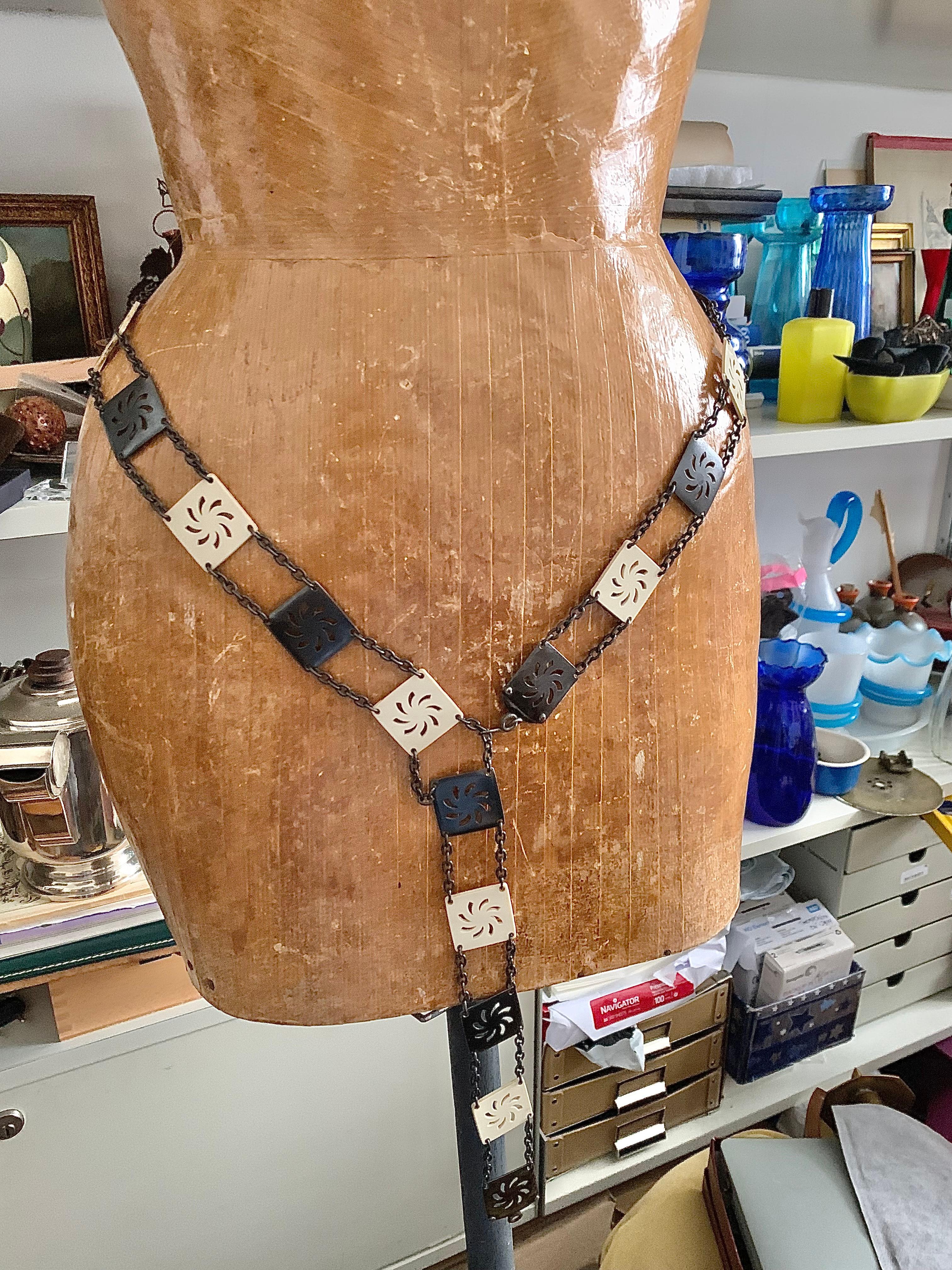 Cette ceinture Art déco à maillons souples a été créée en 1918. Avec la fin de la Première Guerre mondiale en 1918, les corsets disparaissent et les robes à taille basse deviennent à la mode. Le métal des armes à feu était un  matériau populaire