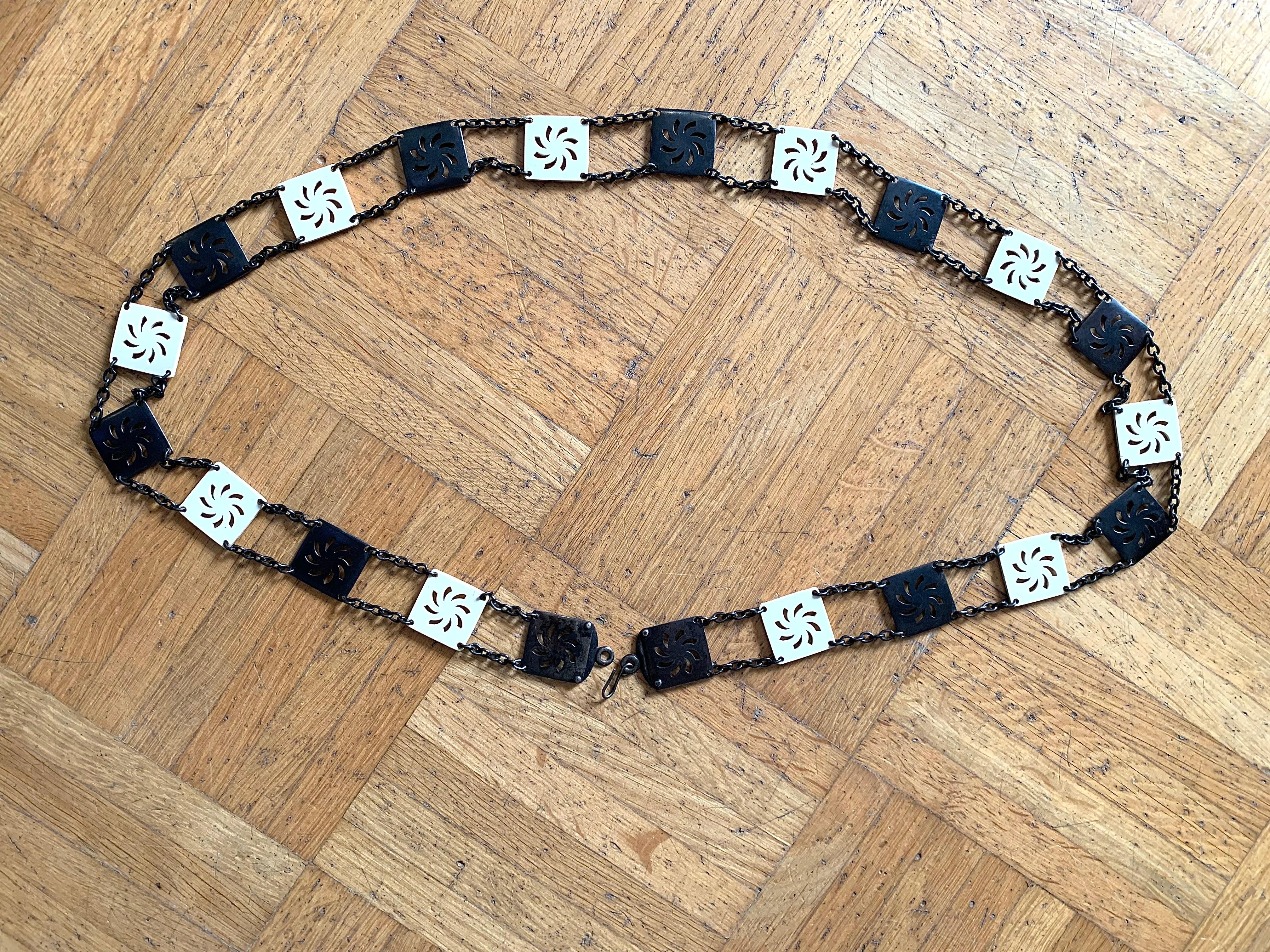 Ceinture de taille basse Art déco 1918 en celluloïd métallique effet pistolet carré deux tons Bon état - En vente à Munich, Bavaria