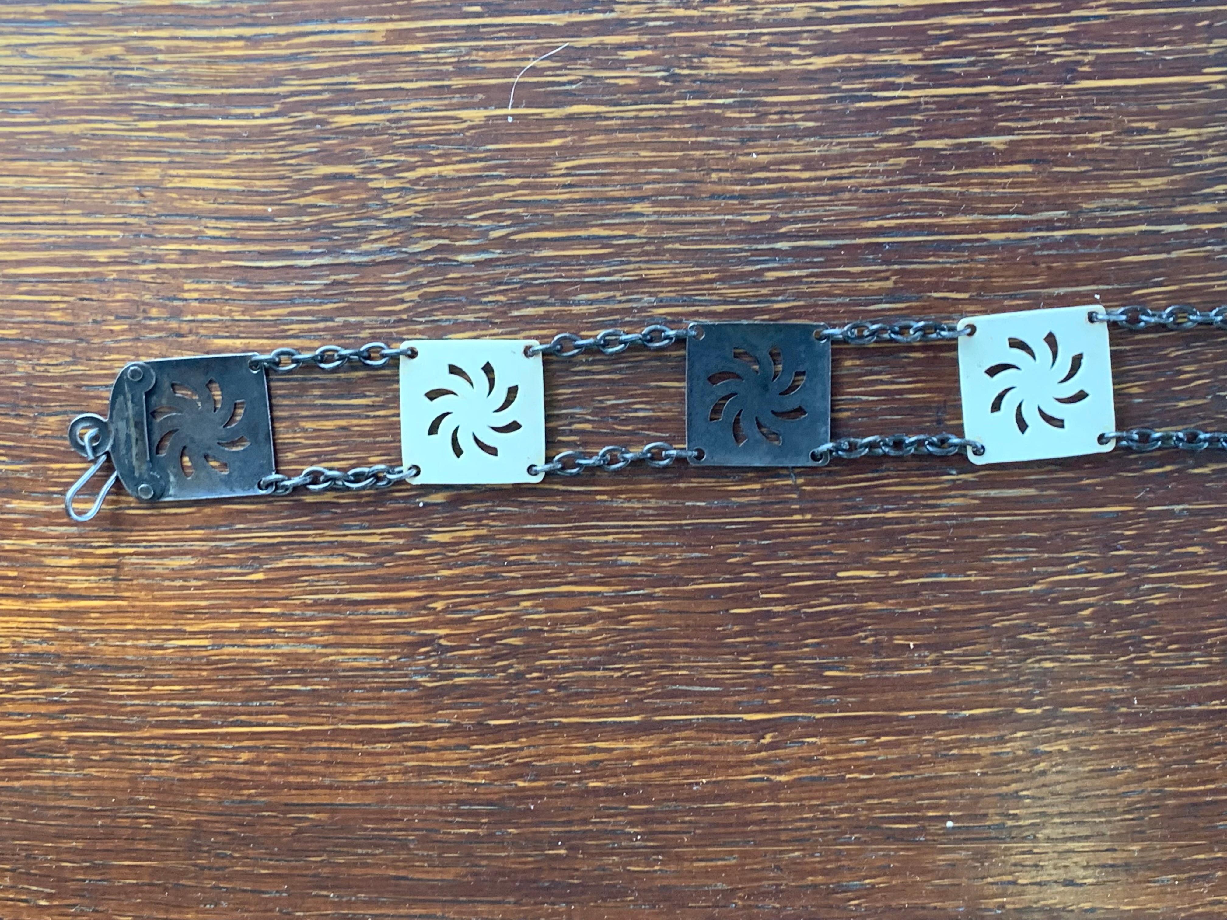 Ceinture de taille basse Art déco 1918 en celluloïd métallique effet pistolet carré deux tons Pour femmes en vente
