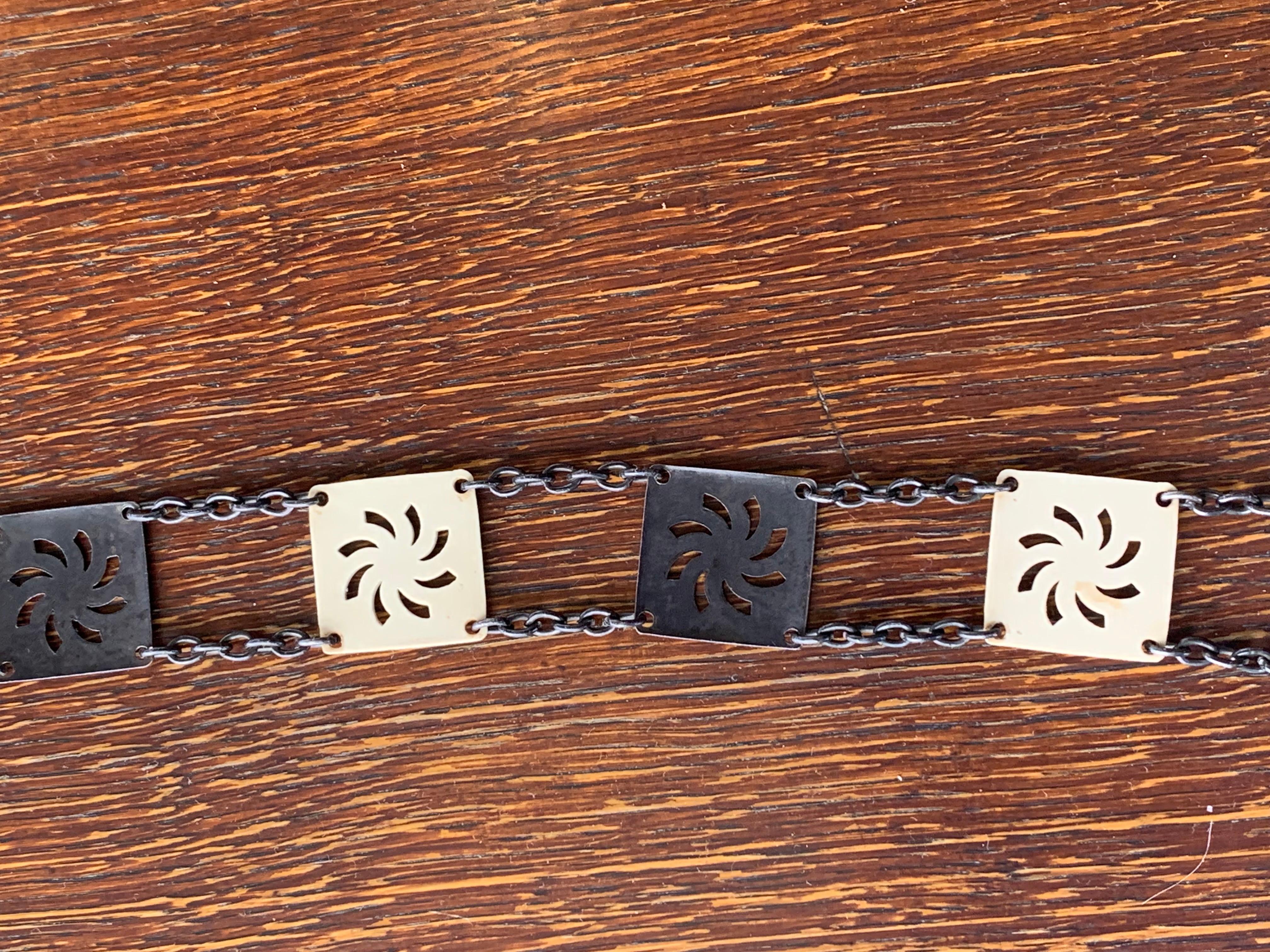 Ceinture de taille basse Art déco 1918 en celluloïd métallique effet pistolet carré deux tons en vente 1