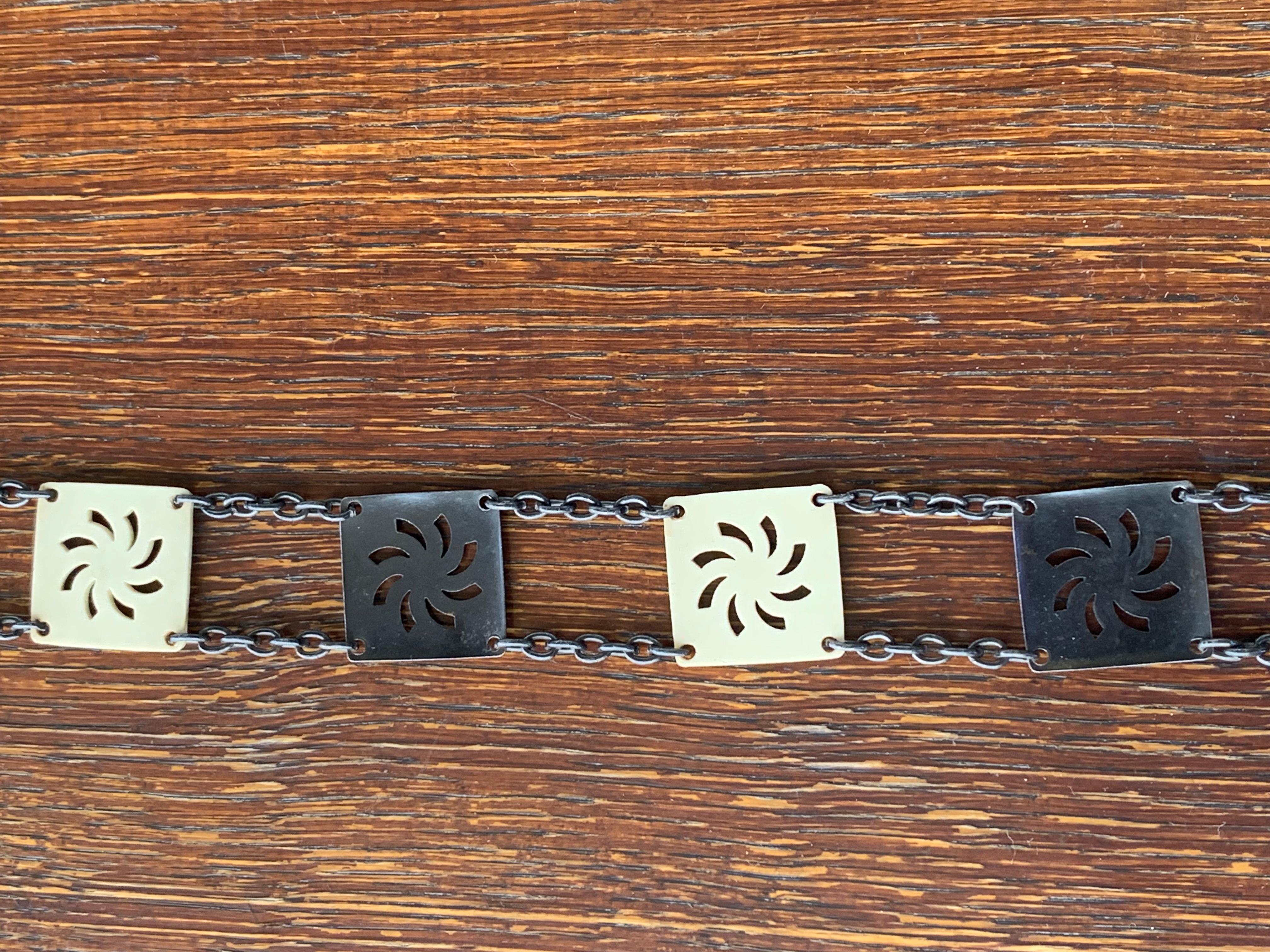 Ceinture de taille basse Art déco 1918 en celluloïd métallique effet pistolet carré deux tons en vente 4