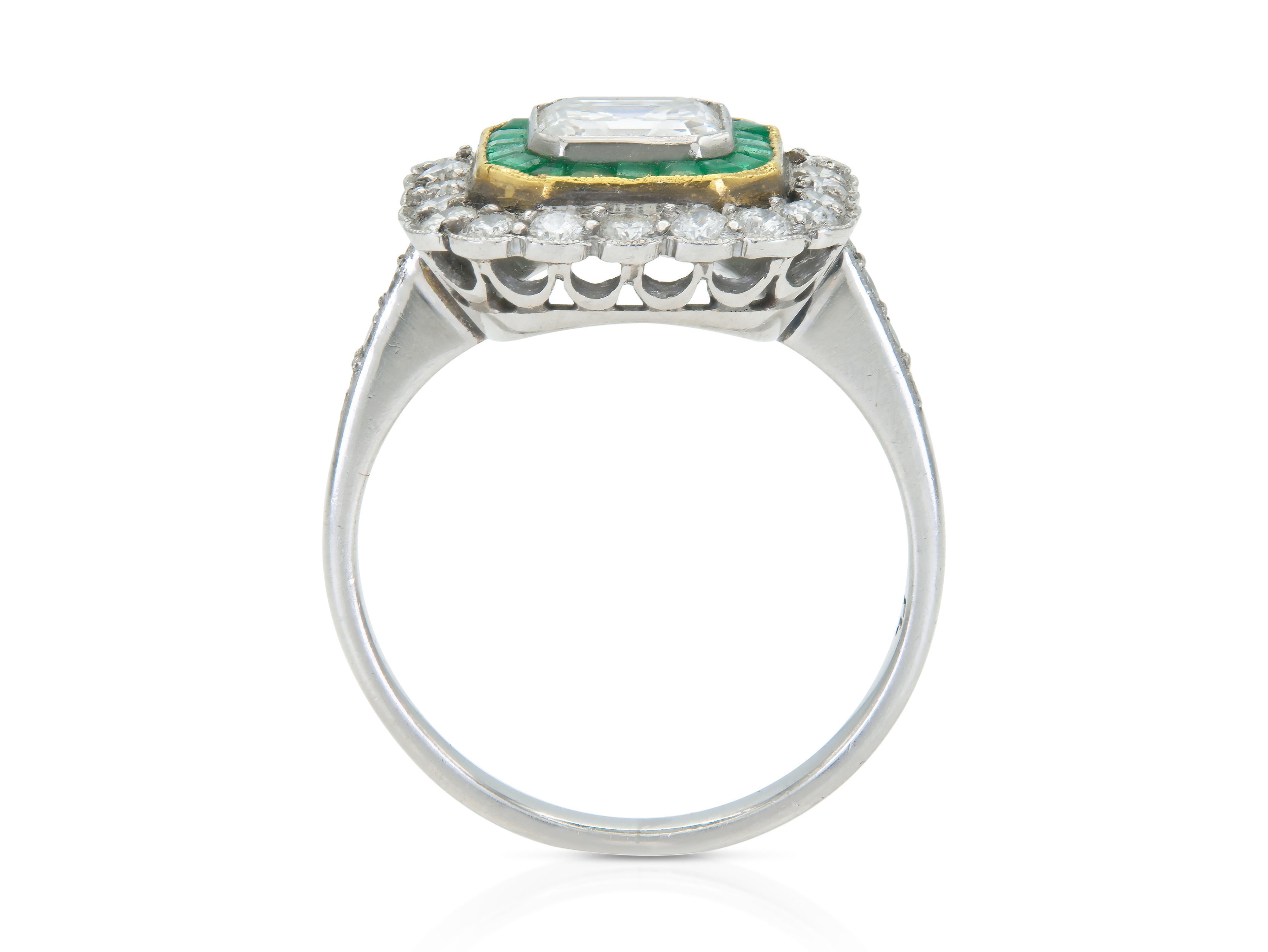 Taglio Asscher Antico anello quadrato con diamante taglio Asscher da 1,20 carati e smeraldi in stile Art Deco anni '20 in vendita