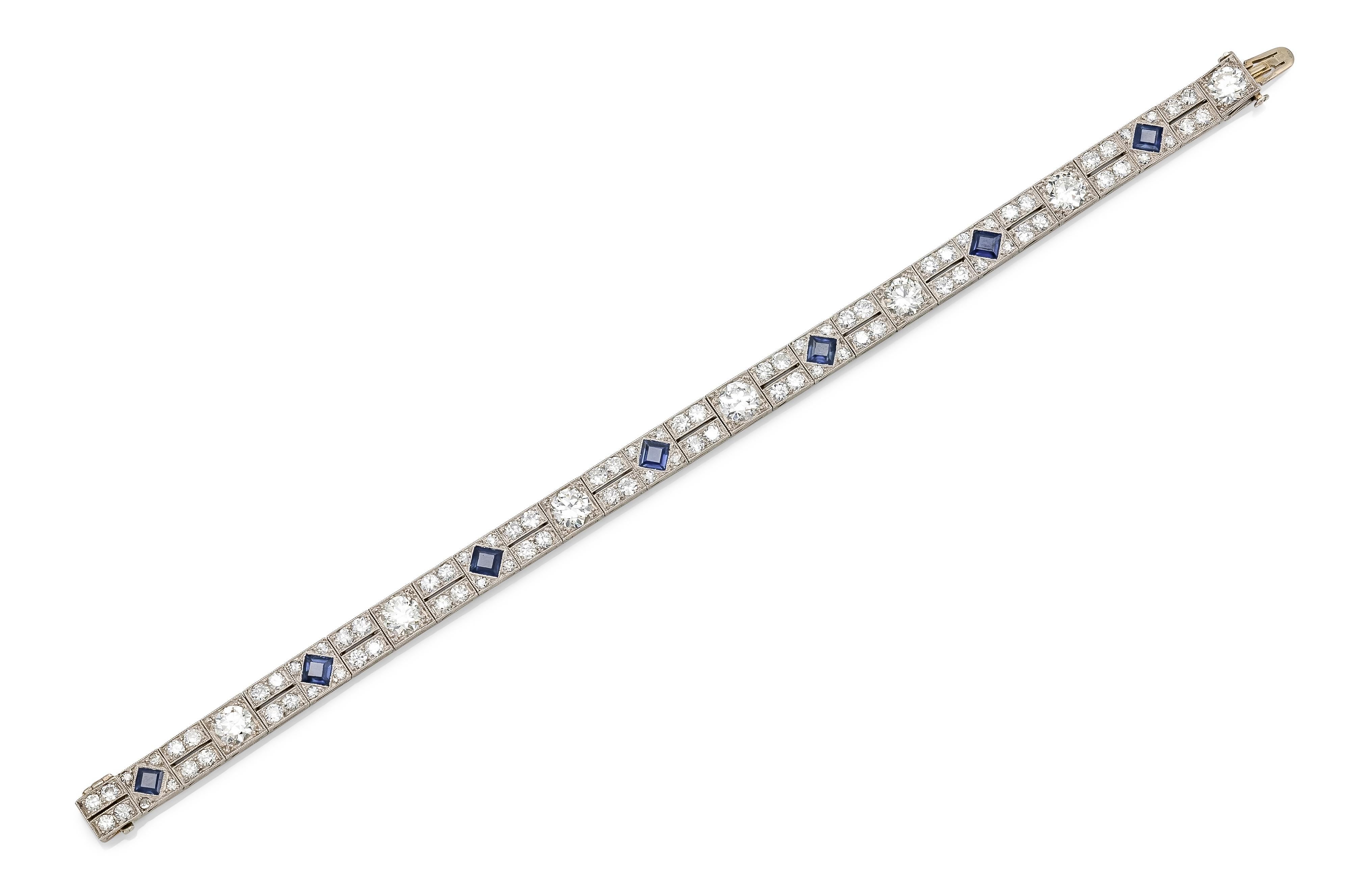 Fein gearbeitet in Platin mit 7 Diamanten im alten europäischen Schliff mit einem Gesamtgewicht von ca. 5,00 Karat, kleineren Diamanten im alten europäischen Schliff mit einem Gesamtgewicht von ca. 7,00 Karat und Saphiren im Quadratschliff mit einem
