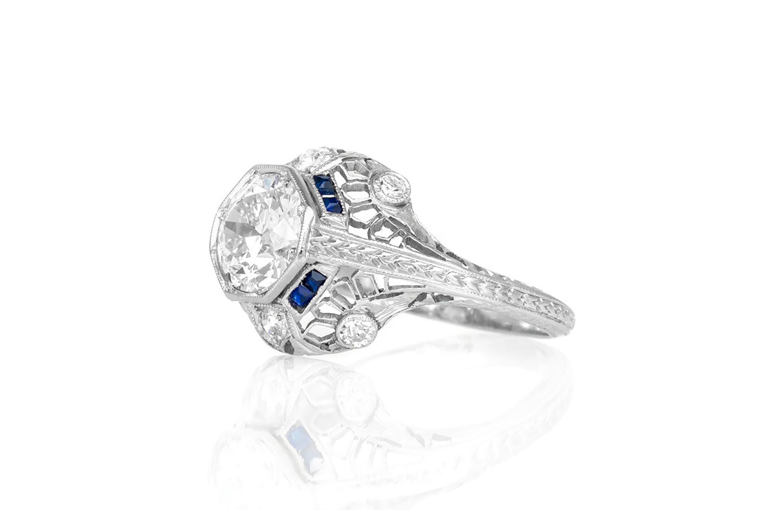 Finemente realizzato in platino con un diamante centrale di taglio europeo antico del peso di circa 1,29 carati, colore E-F, purezza VS.
L'anello presenta 6 diamanti più piccoli sulla montatura per un peso totale di circa 0,15 carati.
Circa anni