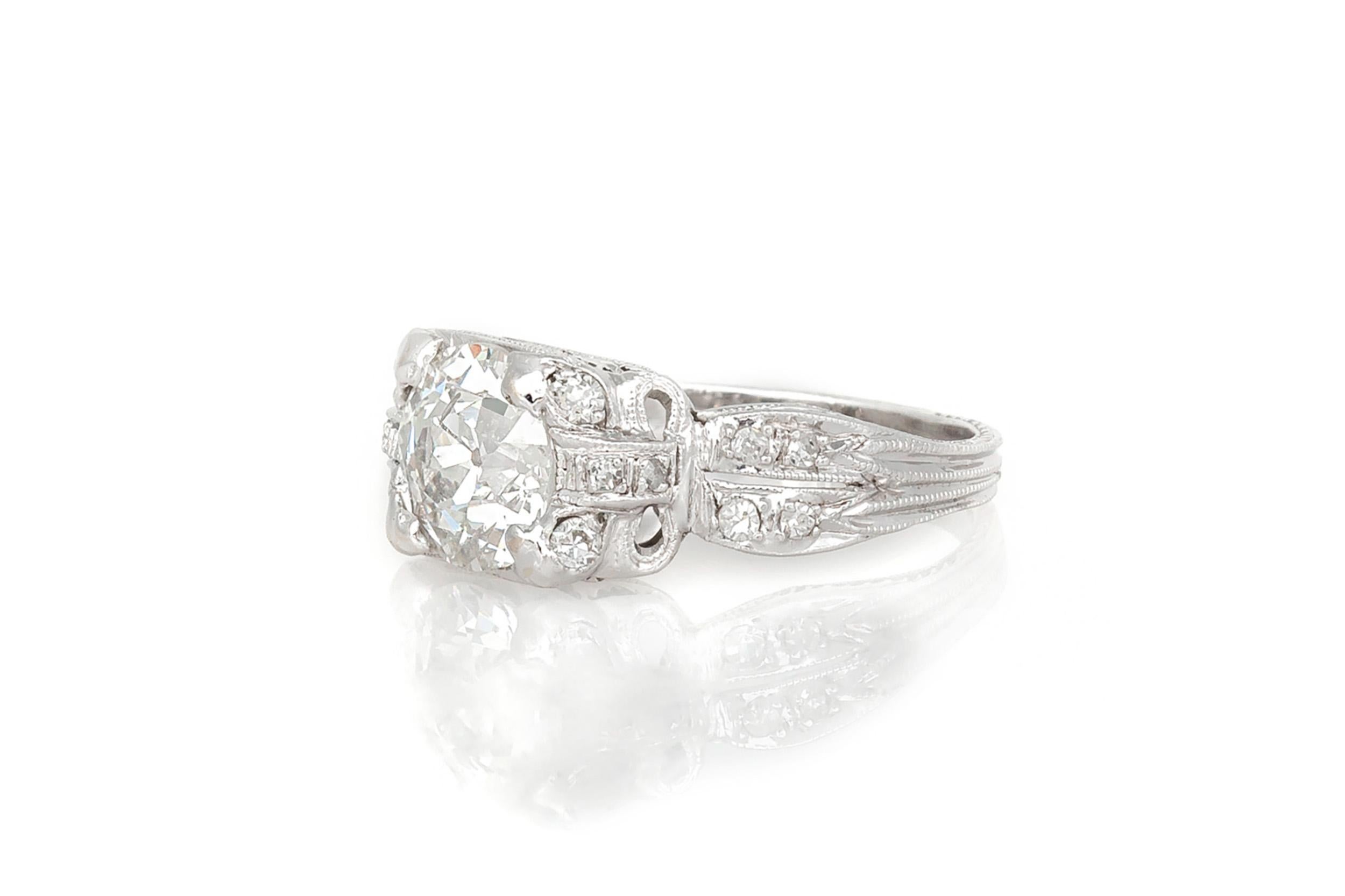 Finemente realizzato in platino con un diamante centrale a taglio europeo antico certificato GIA del peso di 1,32 carati, colore K, purezza SI2, GIA #15294979.
L'anello presenta piccoli diamanti a taglio singolo sulla montatura.
Circa