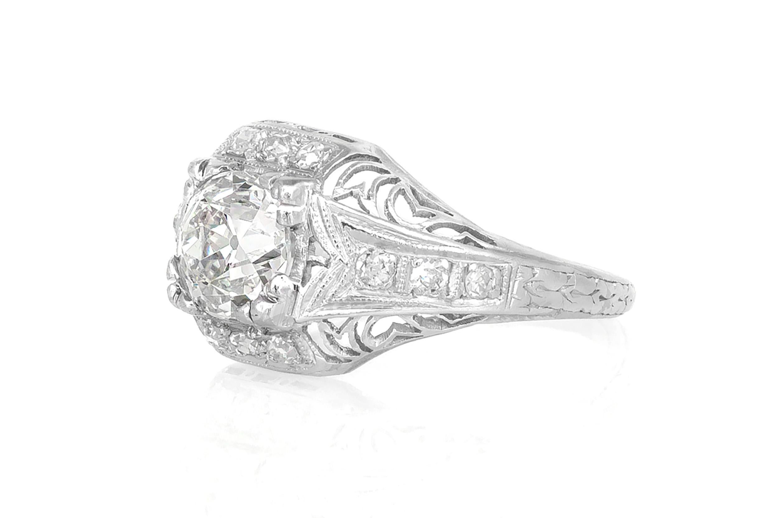 Fein gearbeitet in Platin mit einem Diamanten im alten europäischen Schliff mit einem Gewicht von ca. 1,38 Karat, Farbe I, Reinheit VS, akzentuiert durch Diamanten im Einzelschliff mit einem Gesamtgewicht von ca. 0,30 Karat. 
CIRCA 1920er