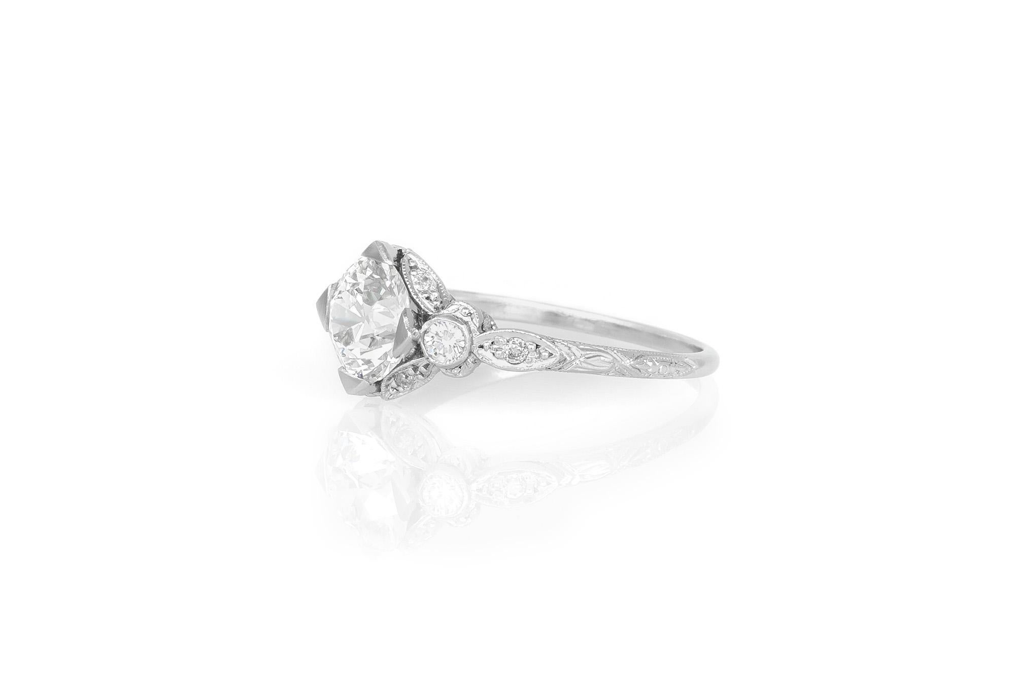Finement réalisé en platine avec un diamant de taille ancienne européenne pesant environ 1,45 carat, de couleur I, pureté VS.
La bague est ornée de petits diamants sur la monture.
Circa 1920s
Taille 6 3/4, redimensionnable