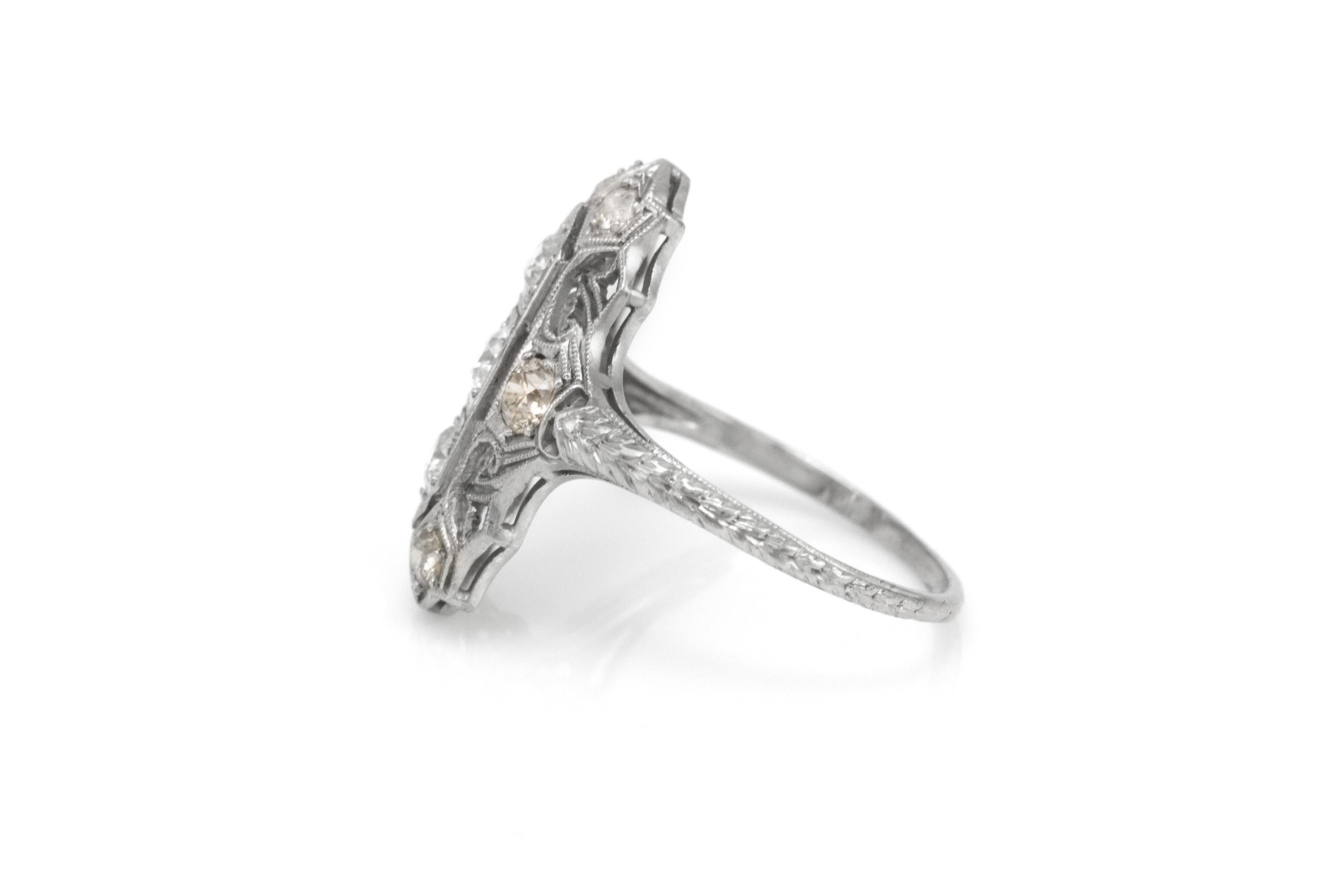Fein gearbeitet aus Platin mit Diamanten im alteuropäischen Schliff mit einem Gesamtgewicht von etwa 1.50 Karat.
CIRCA 1920er Jahre
Größe 8 1/2, größenverstellbar