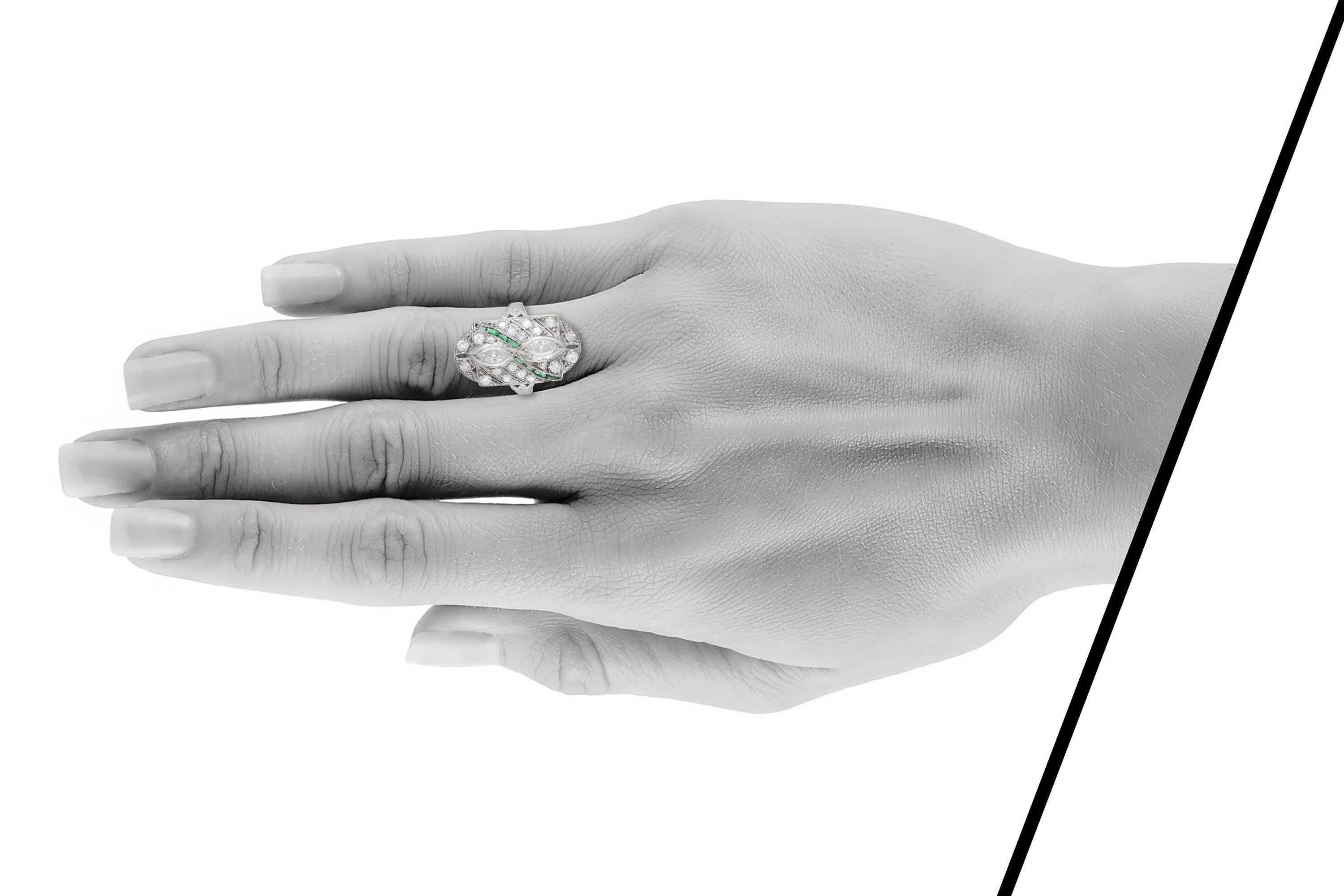 Antique Art Deco 1920s 1.50 Carat Diamond Dinner Ring with Emeralds In Good Condition For Sale In New York, NY