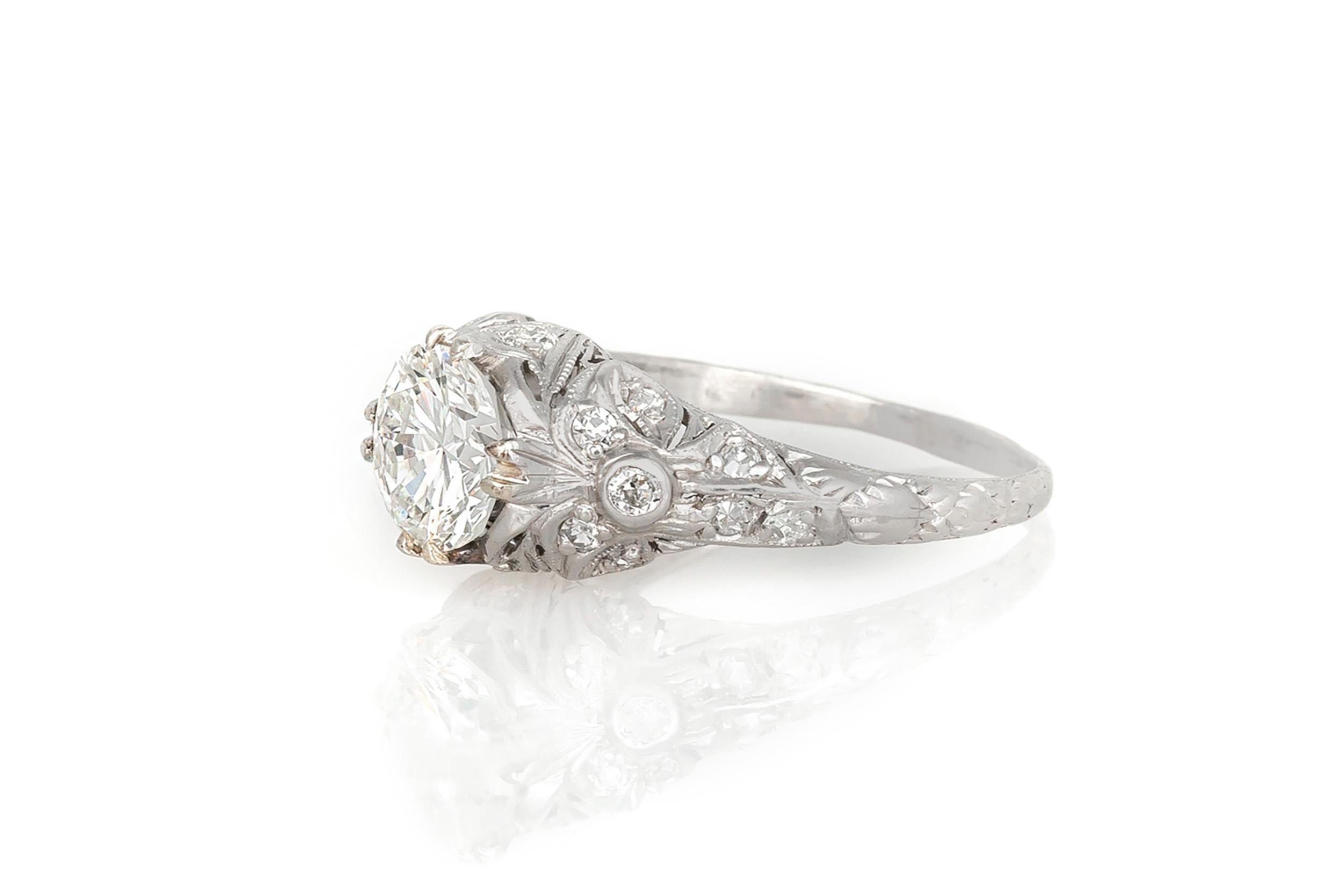 Finement réalisé en platine avec au centre un diamant certifié GIA de taille ancienne européenne, pesant 1,51 carat, couleur I, pureté VVS2, numéro GIA : 2125965759.
La bague est ornée de petits diamants ronds sur la monture.
Circa 1920s
Taille 8,