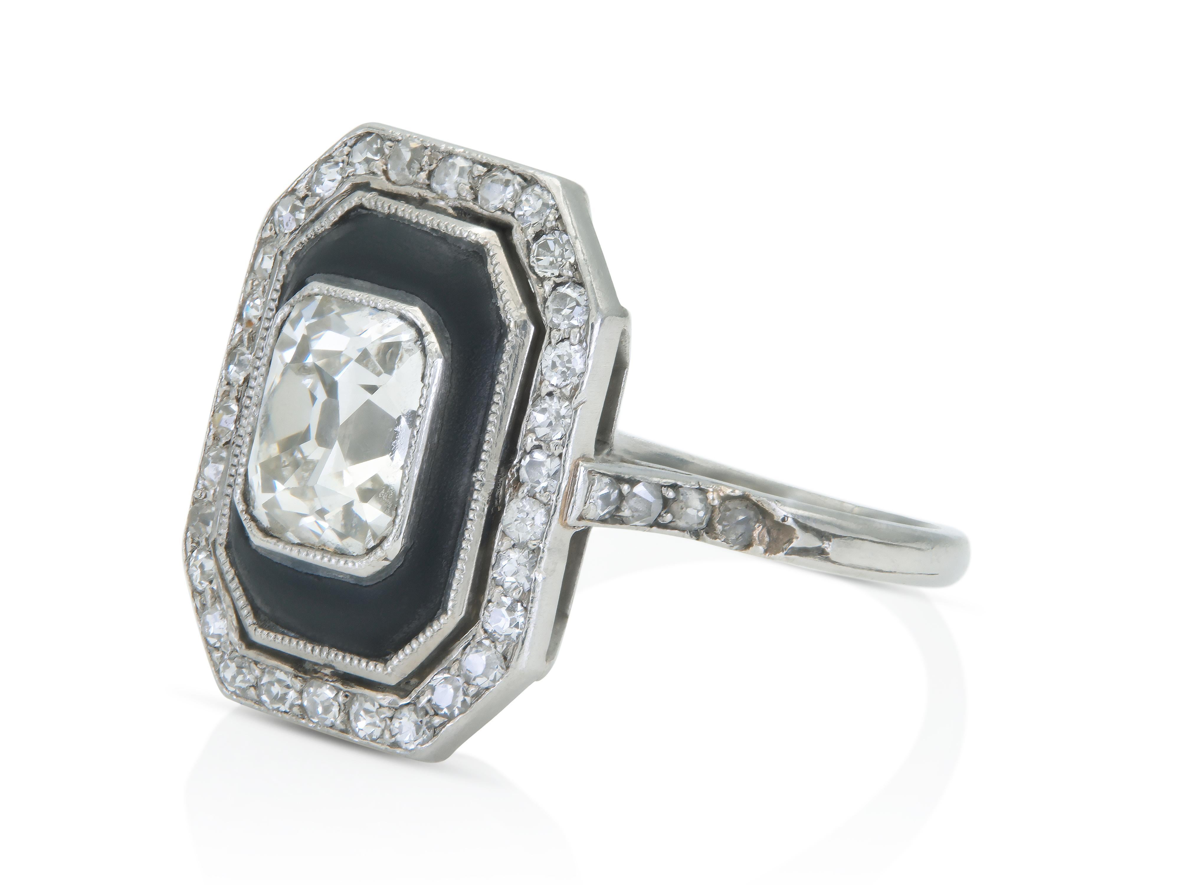 Finement réalisé en platine avec un diamant taille ancienne pesant environ 1,60 carat, couleur J, pureté SI1.
La bague est ornée d'un onyx et d'un halo de diamants à taille unique.
Circa 1920s
Taille 4 1/2, redimensionnable