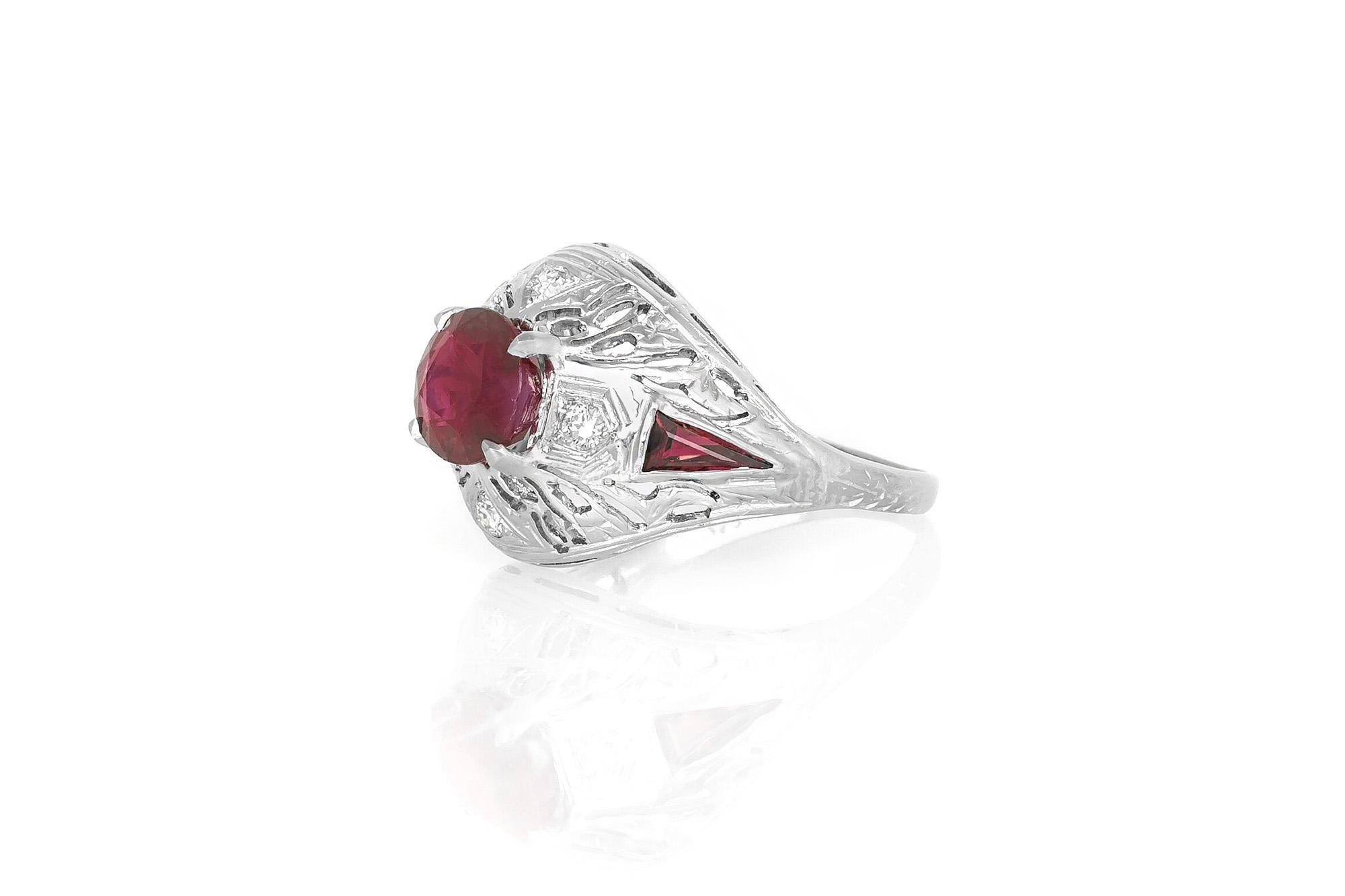 Finement réalisée en or blanc 18 carats avec un rubis de taille ovale pesant 1,84 carats et quatre petits diamants de taille Old Mine pesant au total environ 0,09 carats.
La bague est ornée de rubis de taille triangulaire.
Circa 1920s
Taille 4,