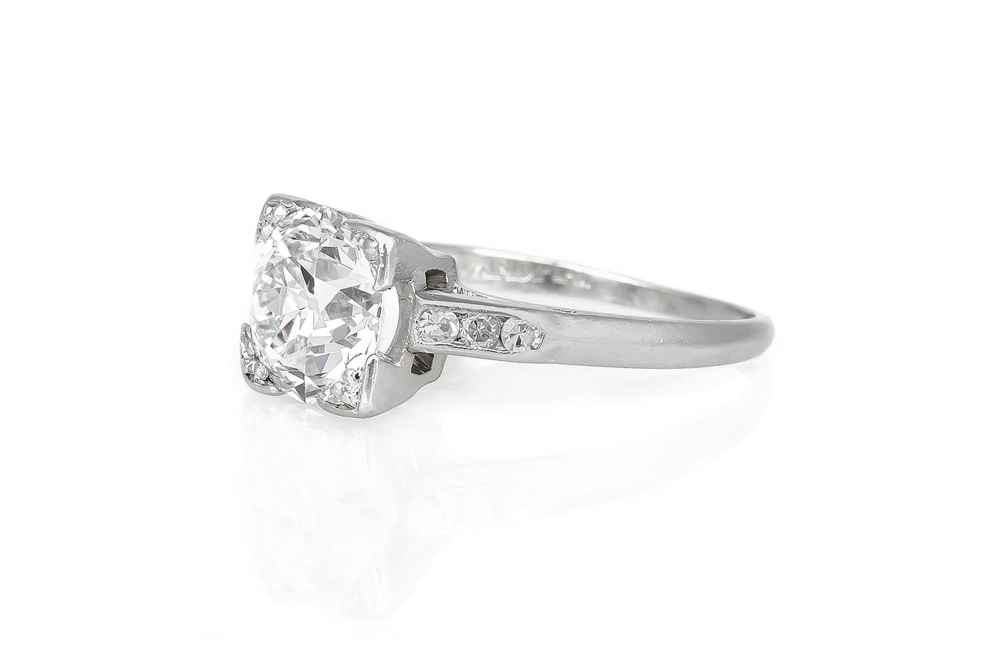 Finement réalisé en platine avec au centre un diamant certifié GIA de taille européenne ancienne pesant 1,87 carat, couleur K, pureté VS1, numéro GIA : 5121821168.
La bague est ornée de 6 petits diamants supplémentaires sur la monture.
Circa