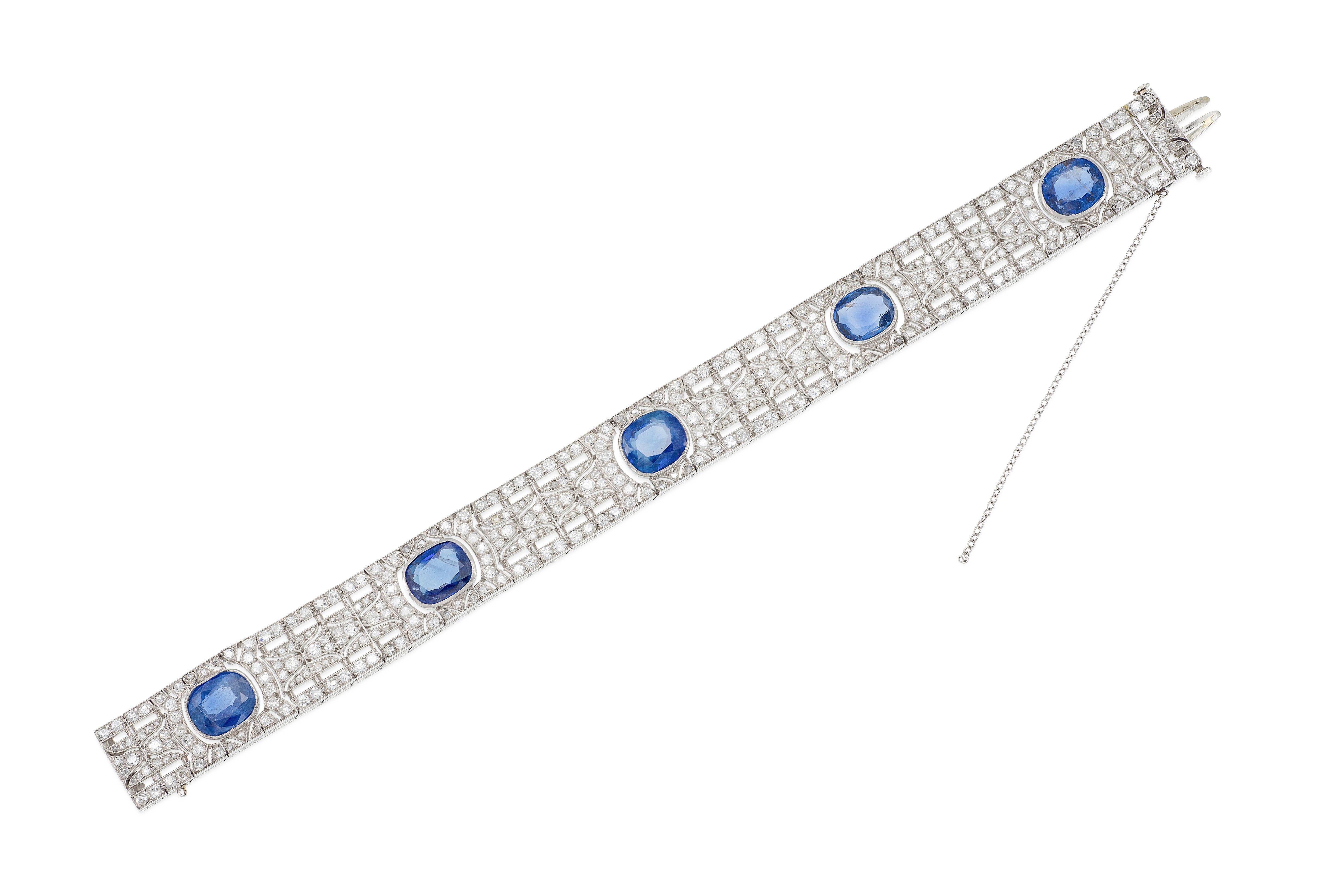 Finement réalisé en platine avec 5 saphirs non traités, d'origine birmane et de taille coussin, certifiés AGL, pesant au total environ 20,00 carats, et des diamants de taille européenne ancienne pesant au total environ 20,00 carats.
Circa 1920s
7 x