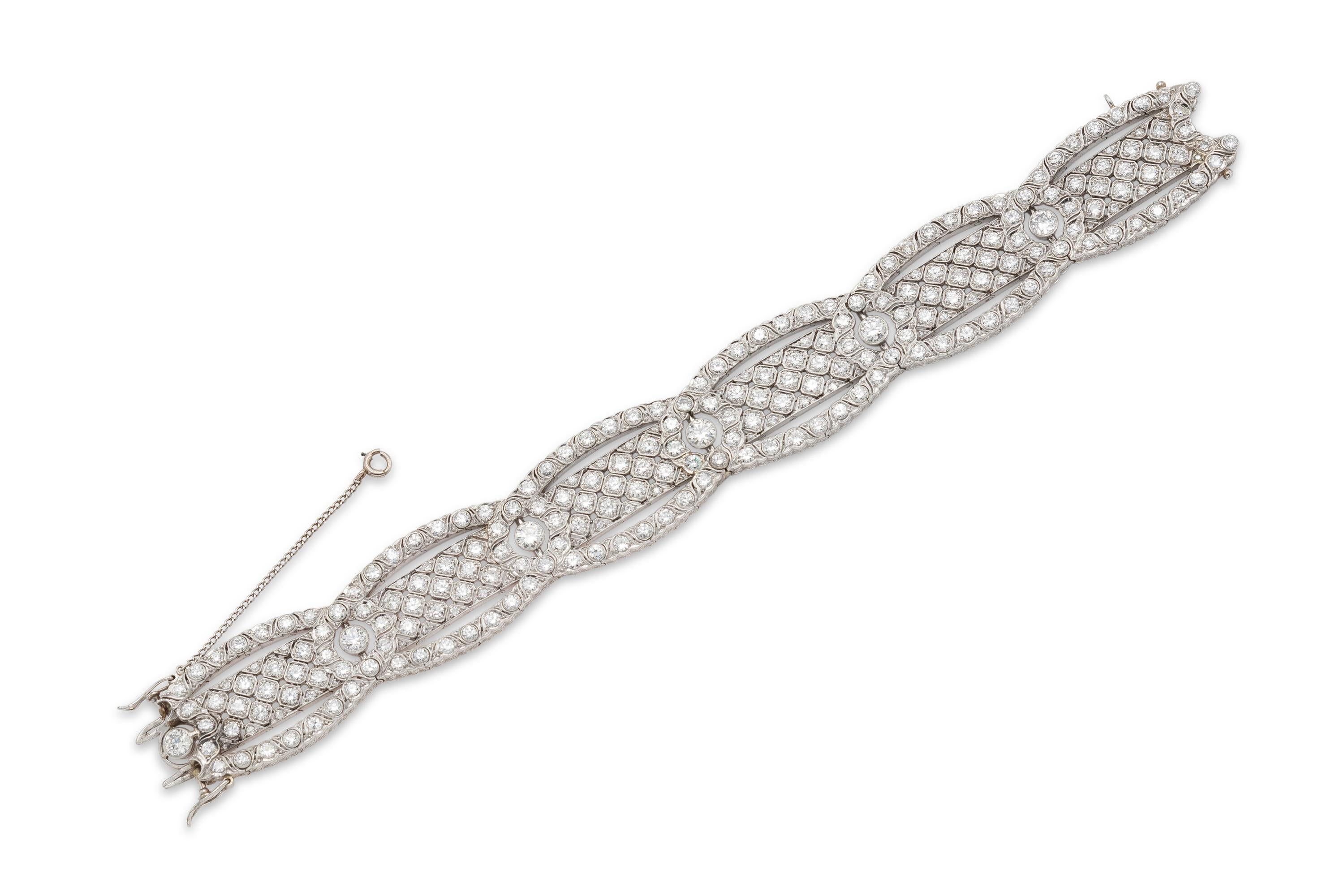 Finement réalisée en platine avec des diamants de taille européenne ancienne pesant un total d'environ 20,00 carats.
Circa 1920s
Fabriqué en France
7 1/4 x 13/16 pouces