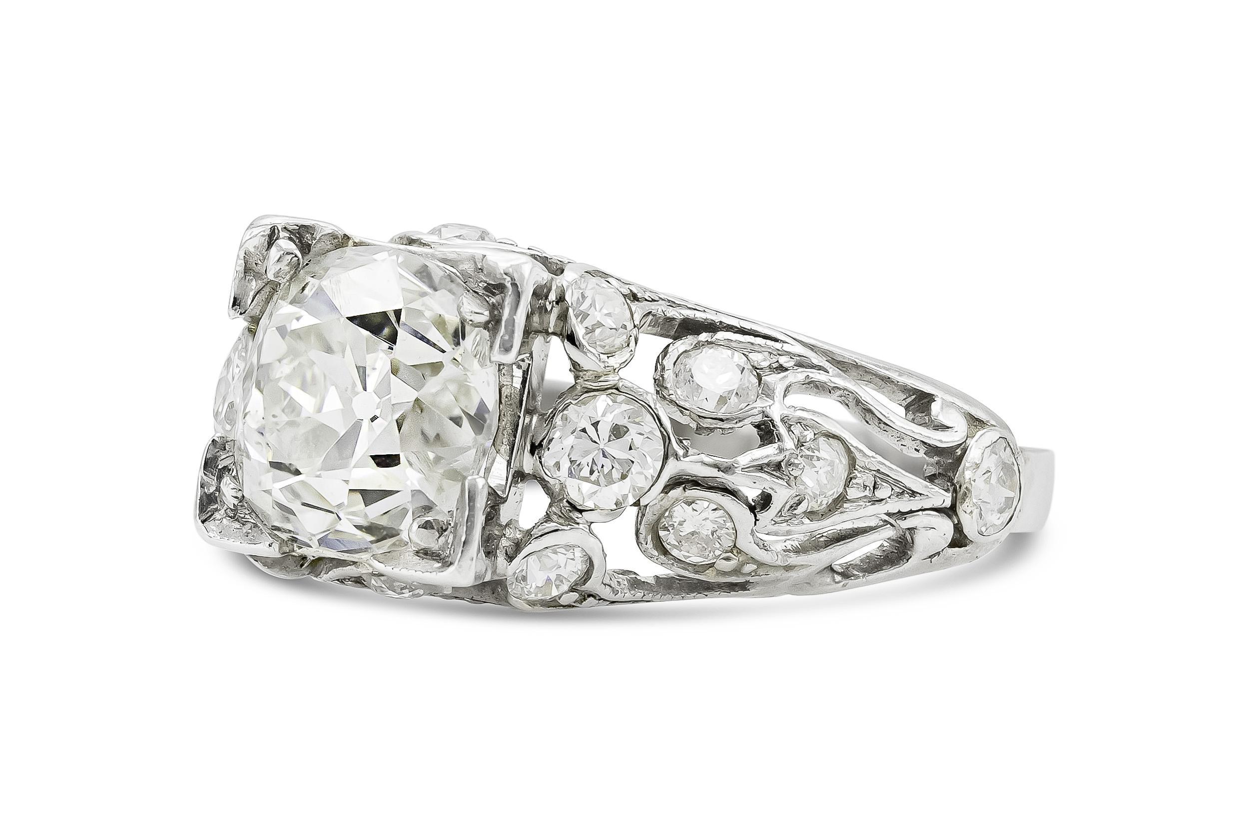 Finamente elaborado en platino con un Diamante talla Mina Antigua de aproximadamente 2,20 quilates, color H, claridad SI2.
El anillo presenta pequeños Diamantes talla Vieja Europea en el engaste con un peso total aproximado de 0,70