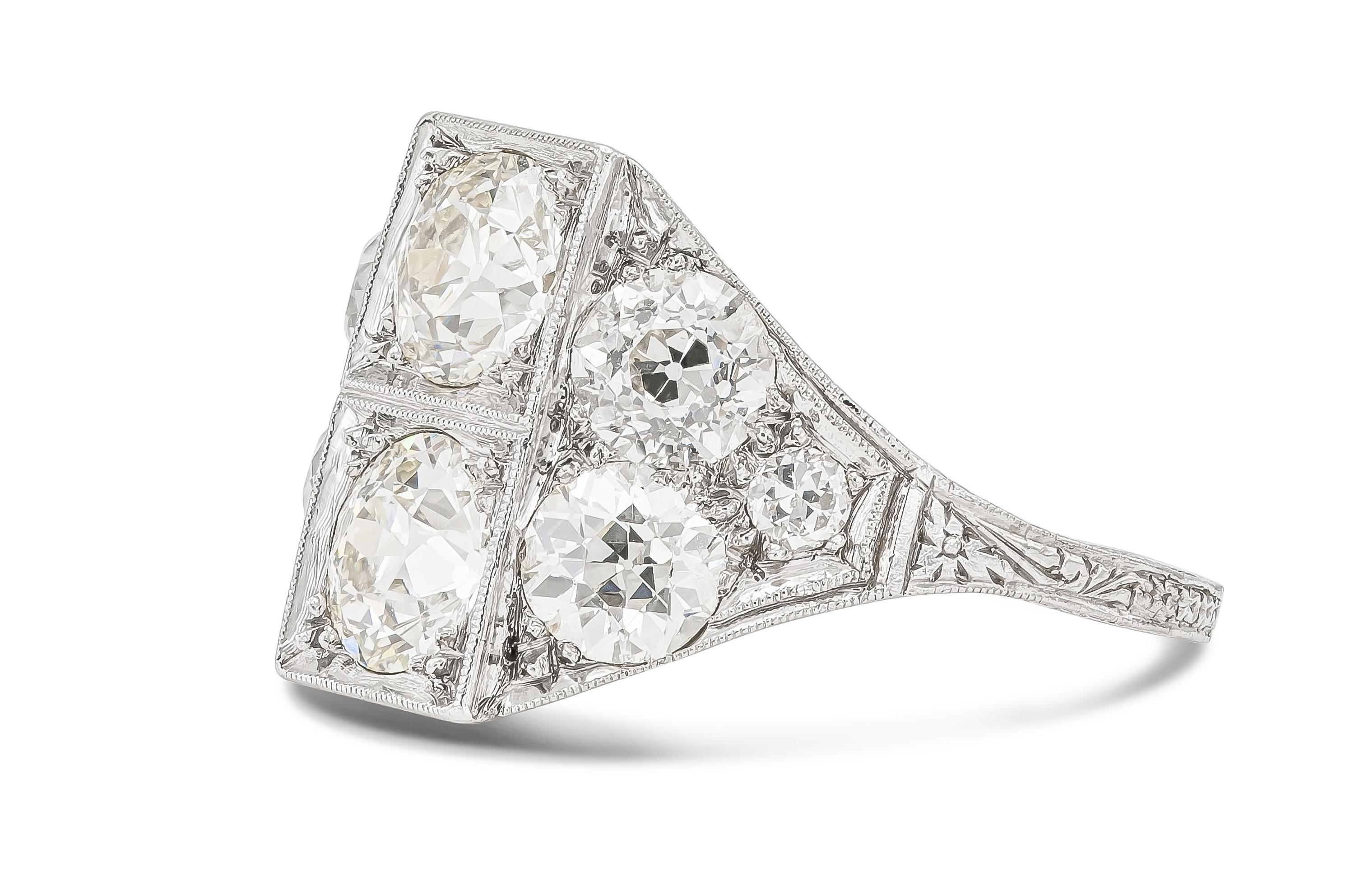 Fein gearbeitet aus Platin mit Diamanten im alteuropäischen Schliff mit einem Gesamtgewicht von etwa 3.00 Karat.
CIRCA 1920er Jahre
Größe 7, größenverstellbar