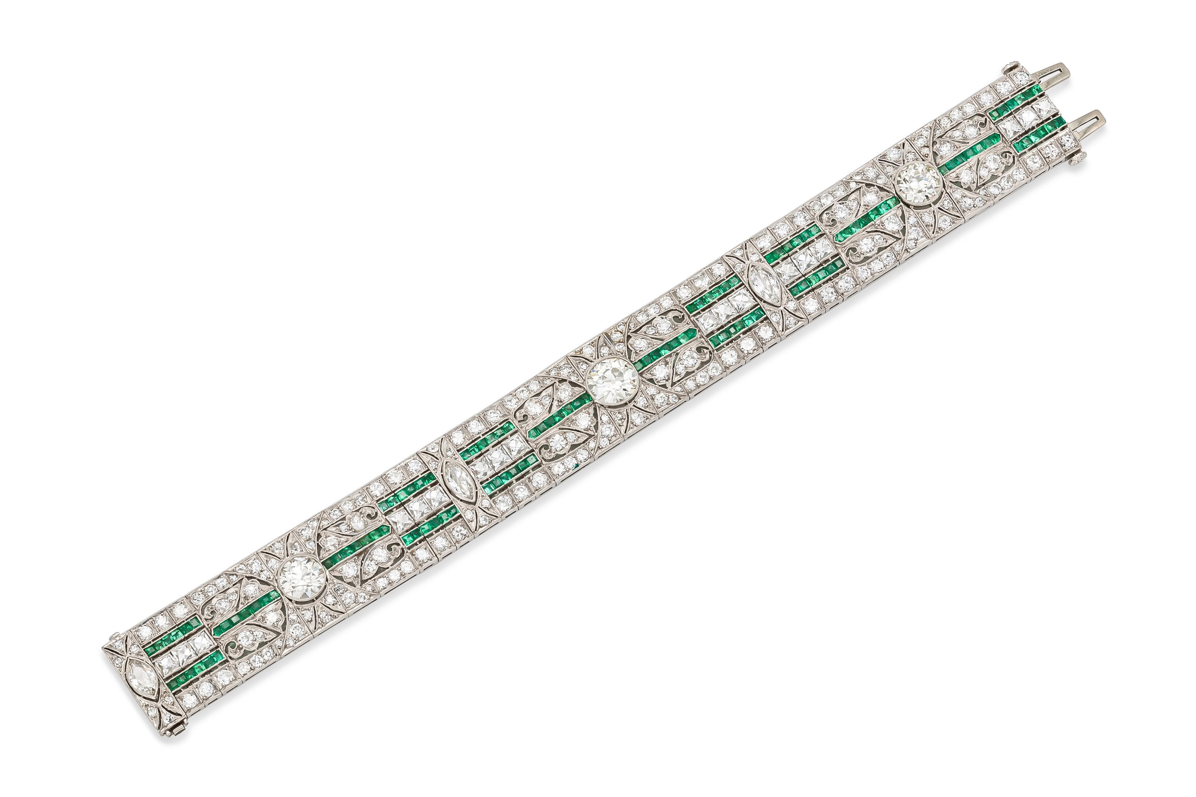 Finement réalisée en platine, elle est ornée d'un diamant de taille ancienne européenne pesant environ 3,00 carats, de deux diamants de taille ancienne européenne pesant environ 4,00 carats au total, de trois diamants de taille marquise pesant