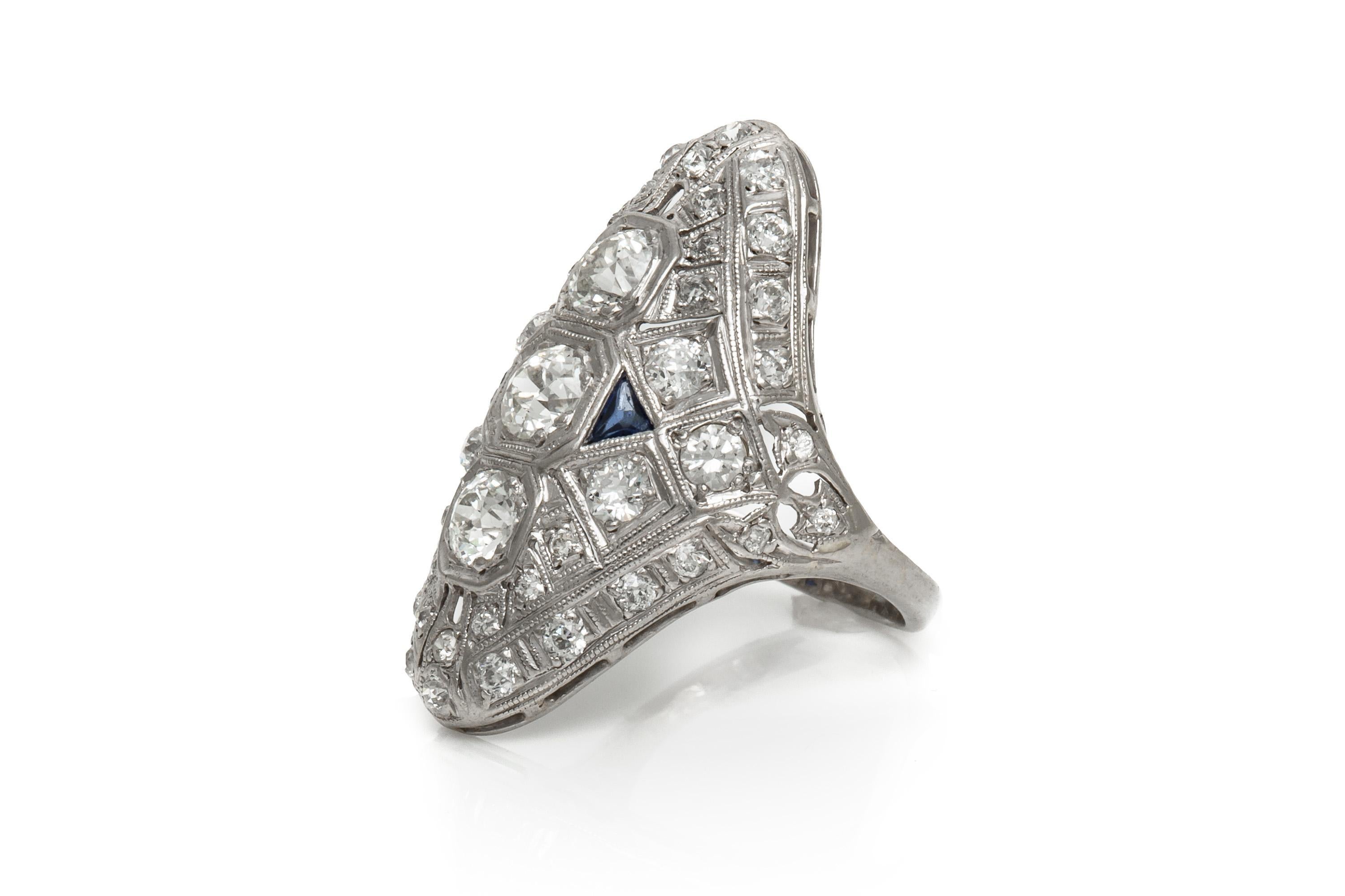 Fein gearbeitet aus Platin mit Diamanten im alteuropäischen Schliff mit einem Gesamtgewicht von ca. 3,50 Karat und zwei synthetischen Saphiren als Akzent. 
CIRCA 1920er Jahre
Größe 6 1/2, größenverstellbar