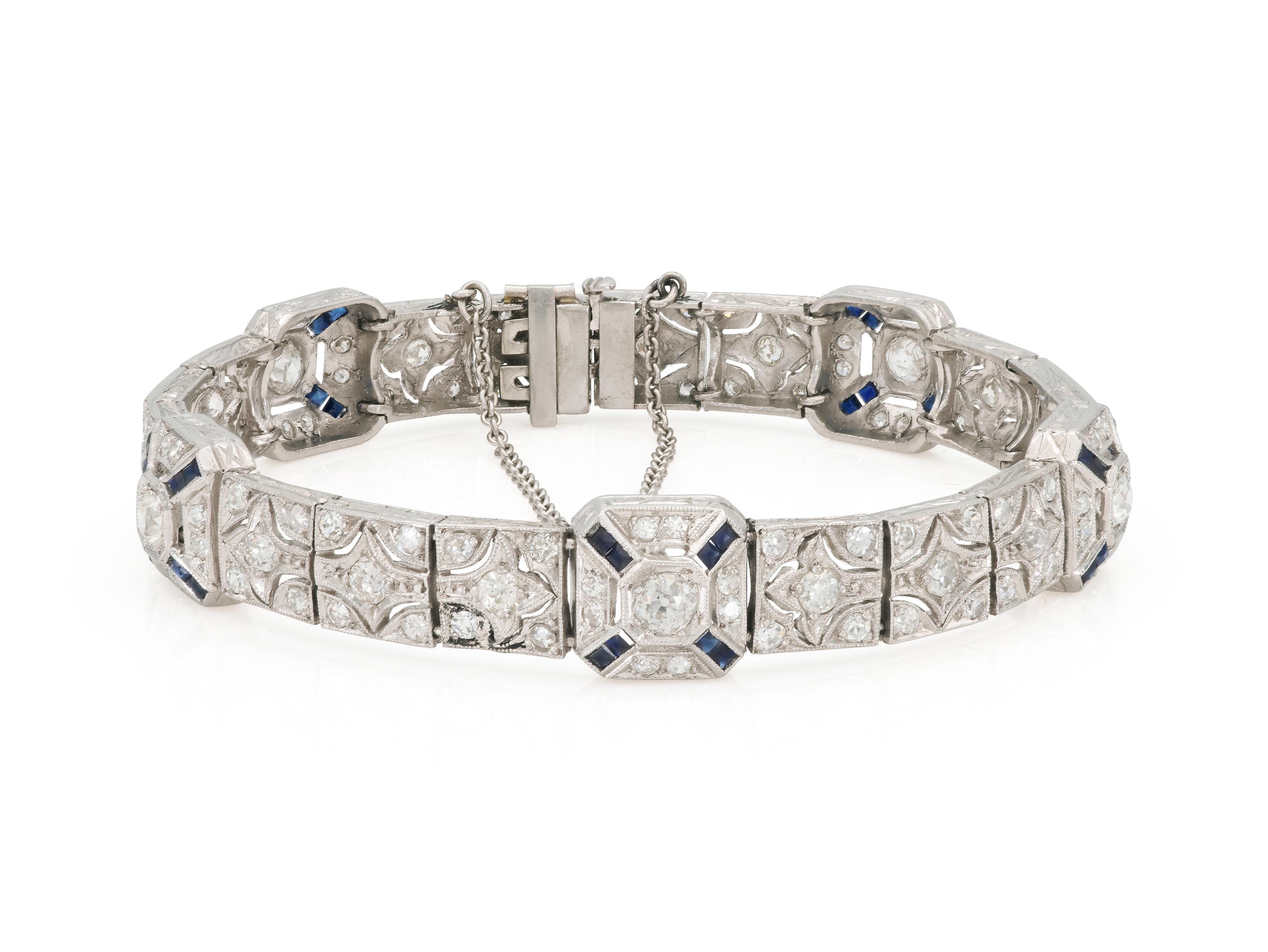 Finement réalisée en platine avec des diamants anciens de taille européenne pesant environ 4,50 carats au total et des saphirs de taille carrée.
Circa 1920s
Taille 6 5/8 pouces
