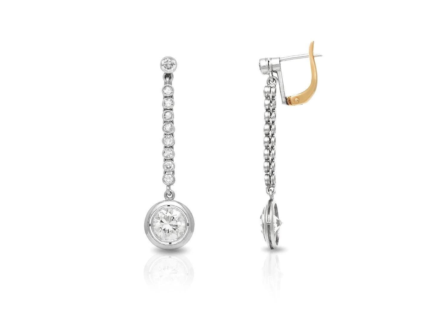 Fein in Platin und 18 Karat Gelbgold gefertigt, mit 2 Diamanten mit altem europäischem Schliff und einem Gesamtgewicht von ca. 4,00 Karat sowie kleinen Diamanten mit altem europäischem Schliff und einem Gesamtgewicht von ca. 0,90 Karat.
CIRCA 1920er