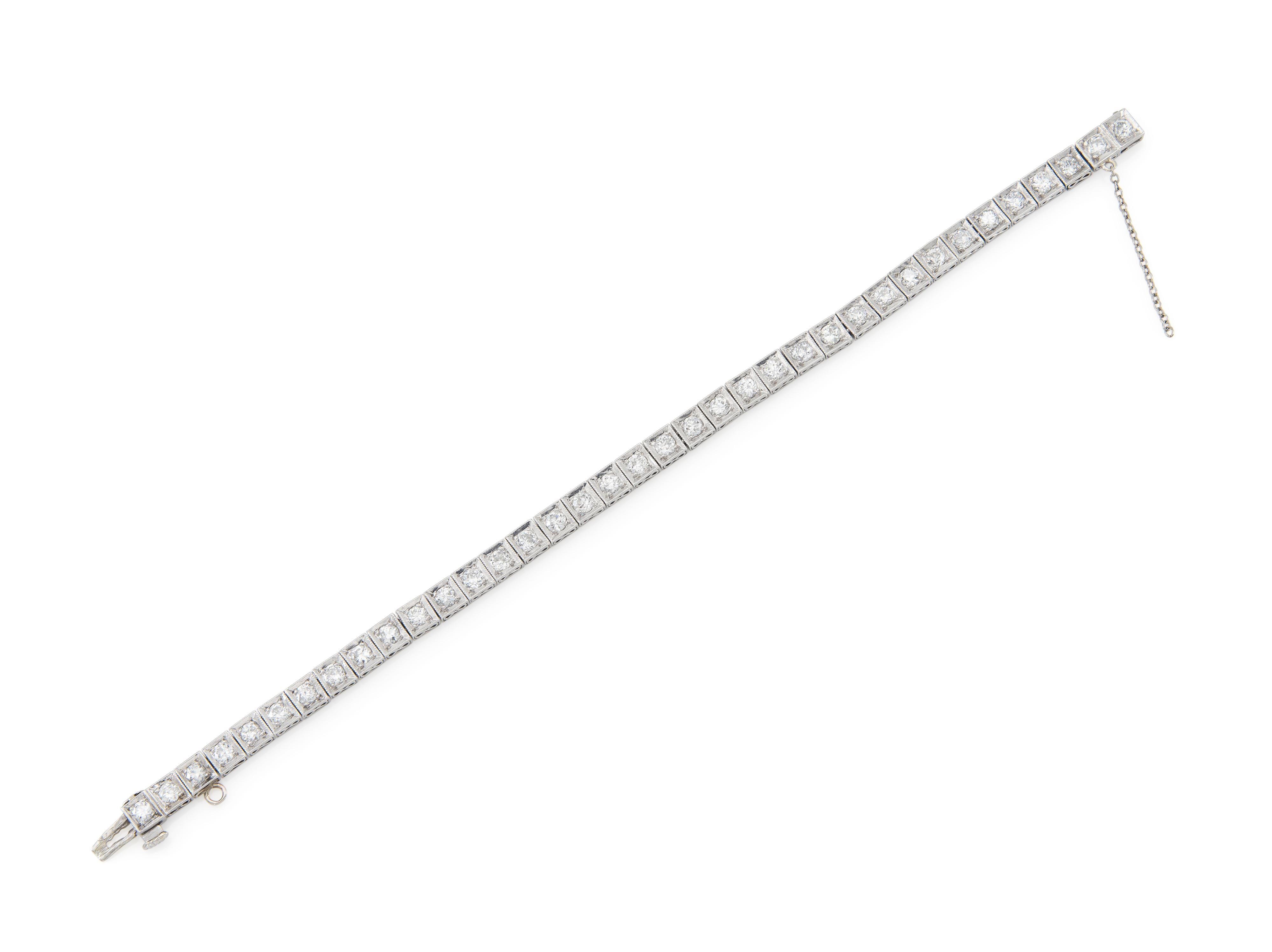 Finement réalisé en platine avec 37 diamants de taille européenne ancienne pesant environ 5,00 carats au total.
Circa 1920s
Taille 6 3/4 pouces