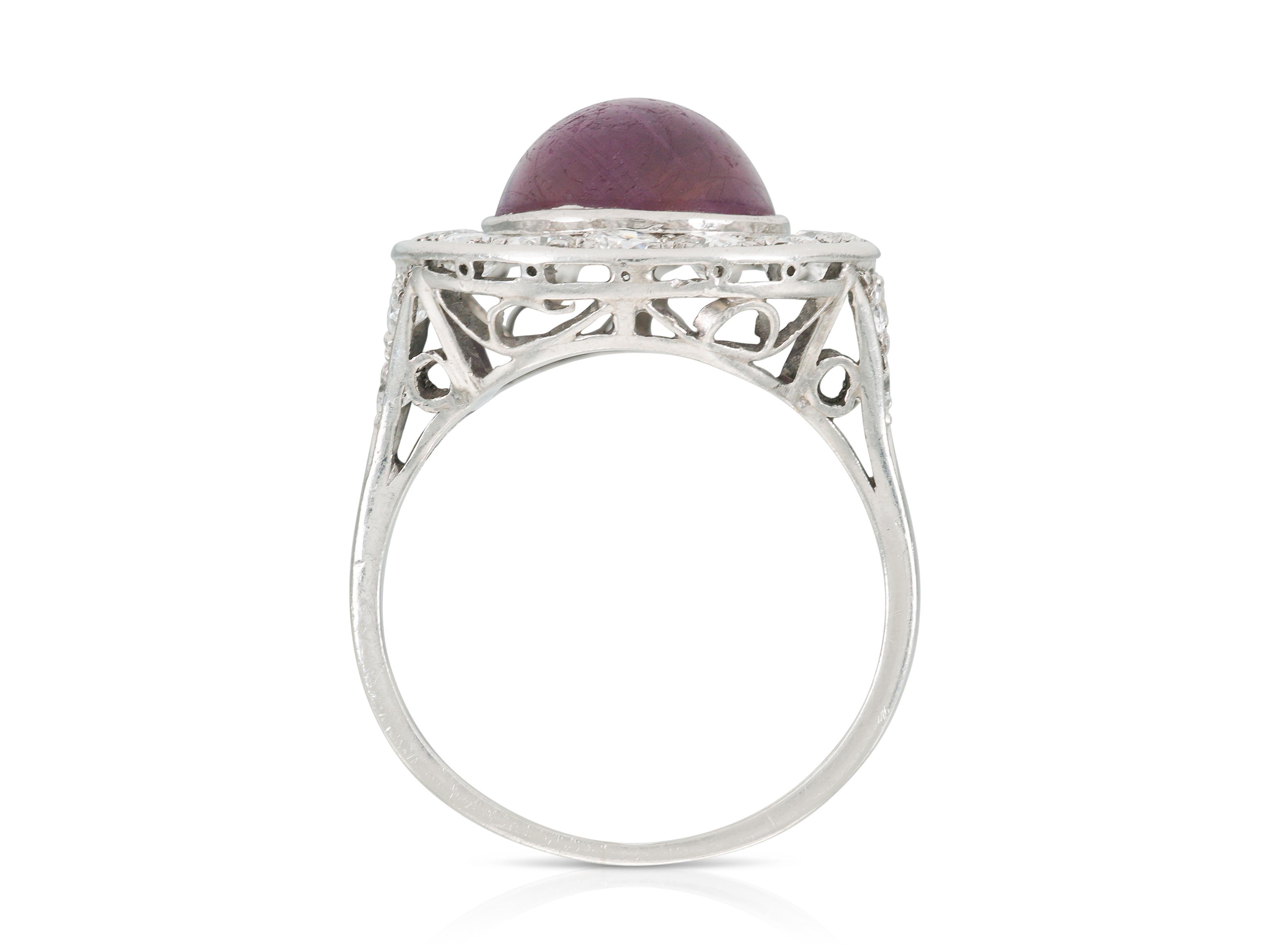Antique Art Deco 1920s 6.00 Carat Star Ruby and Diamond Halo Ring In Good Condition For Sale In New York, NY