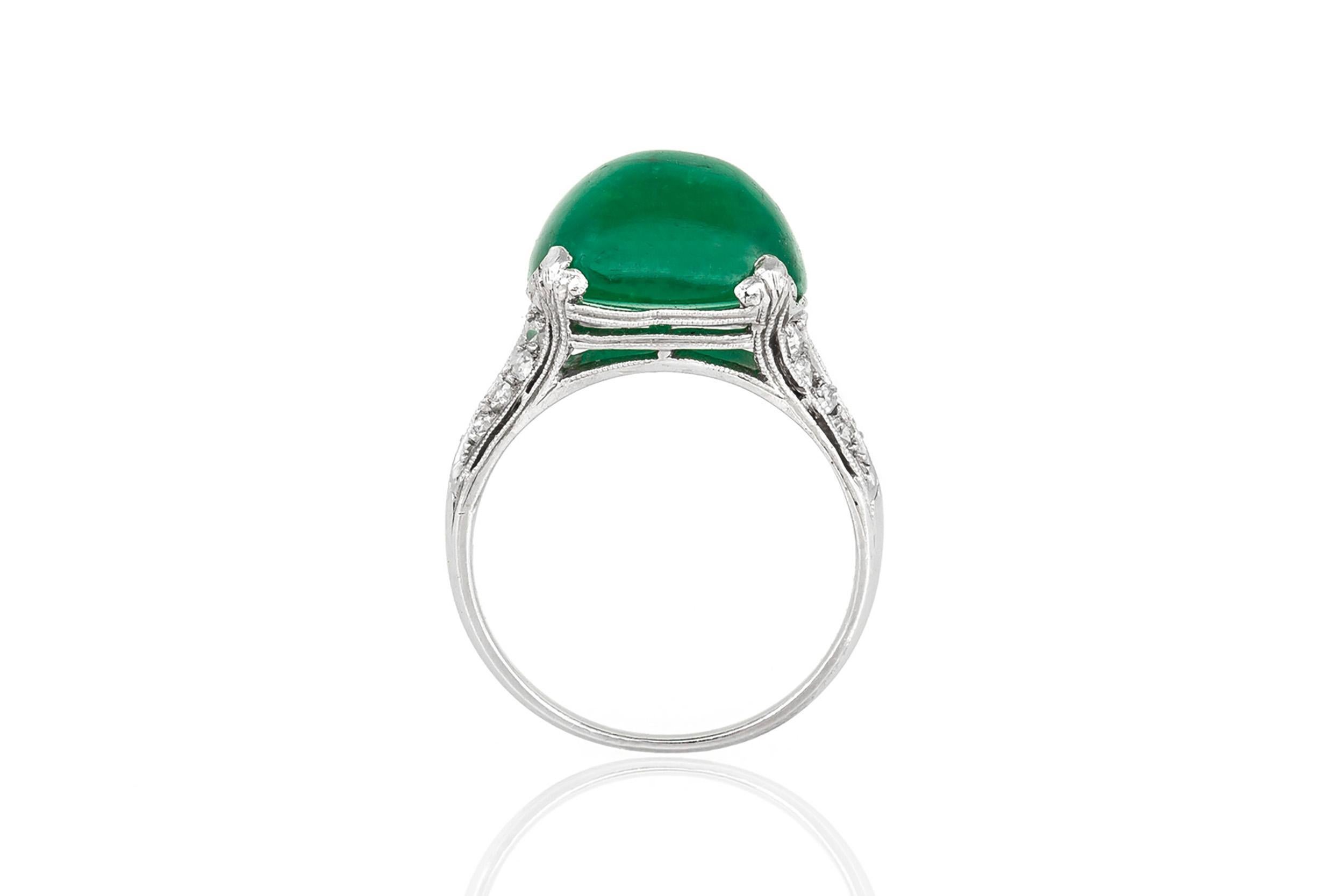 Antique Art Deco 1920s 6.50 Carat Sugarloaf Emerald Ring In Good Condition For Sale In New York, NY
