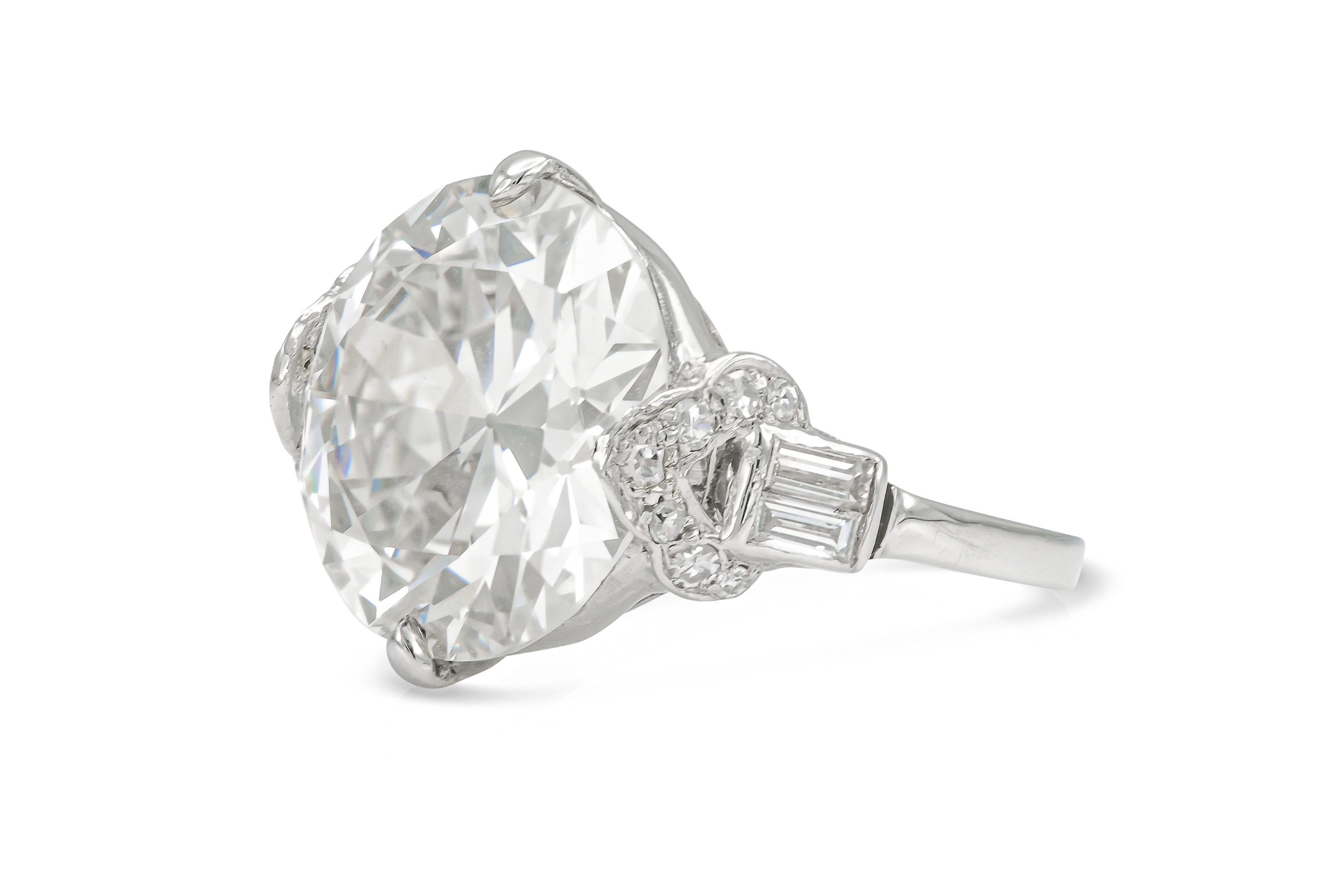 Finement réalisé en platine avec un diamant certifié GIA de taille ancienne européenne pesant 7,12 carats, couleur J, pureté VS2, numéro GIA : 2175777646.
La bague est ornée de diamants baguettes et ronds.
Circa 1920s
Taille 4 1/2, redimensionnable