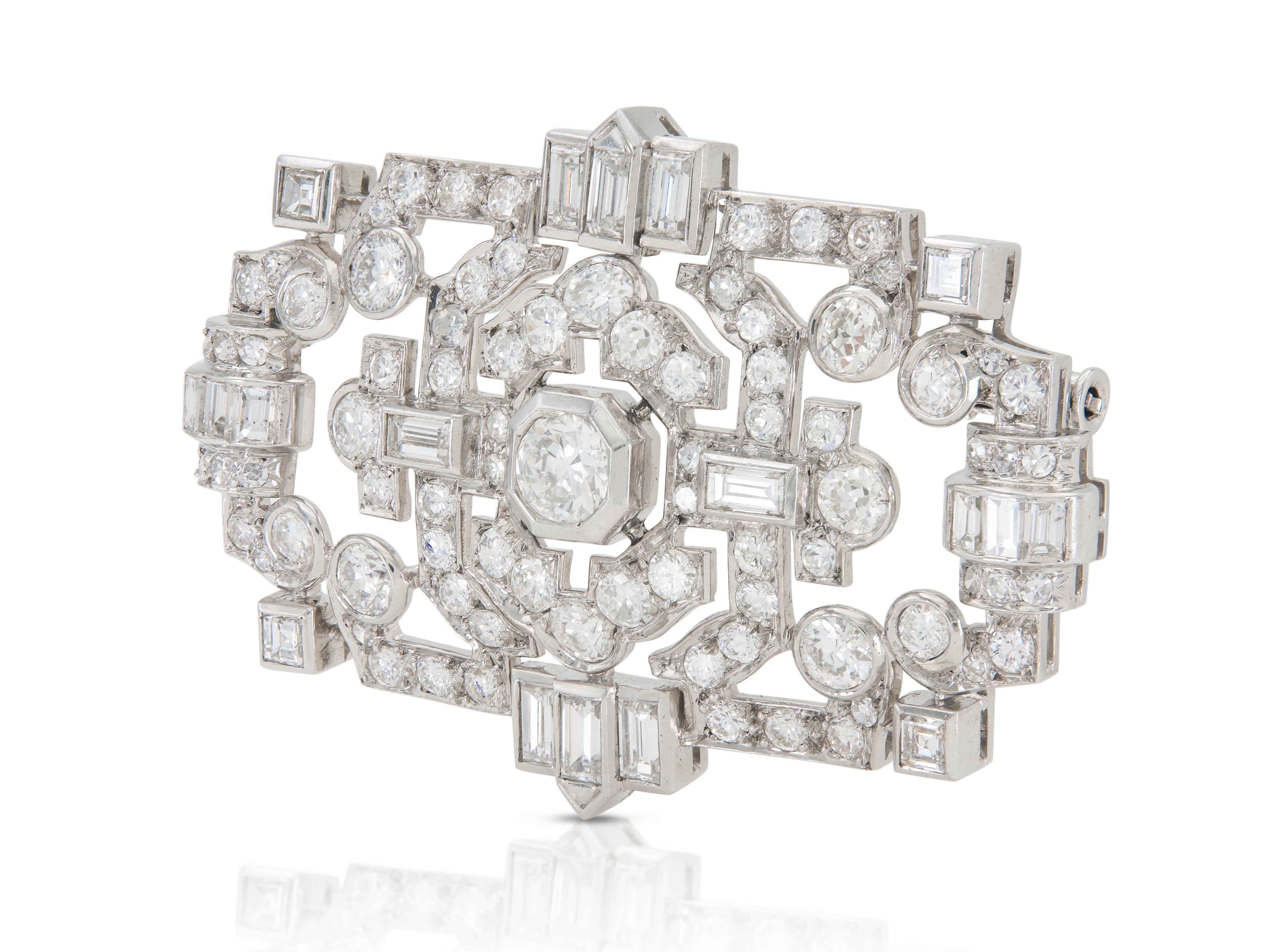 Finamente elaborada en platino con diamantes talla vieja europea, baguette y cuadrada que pesan aproximadamente un total de 8,50 quilates.
Alrededor de 1920
2 x 1 1/4 pulgadas