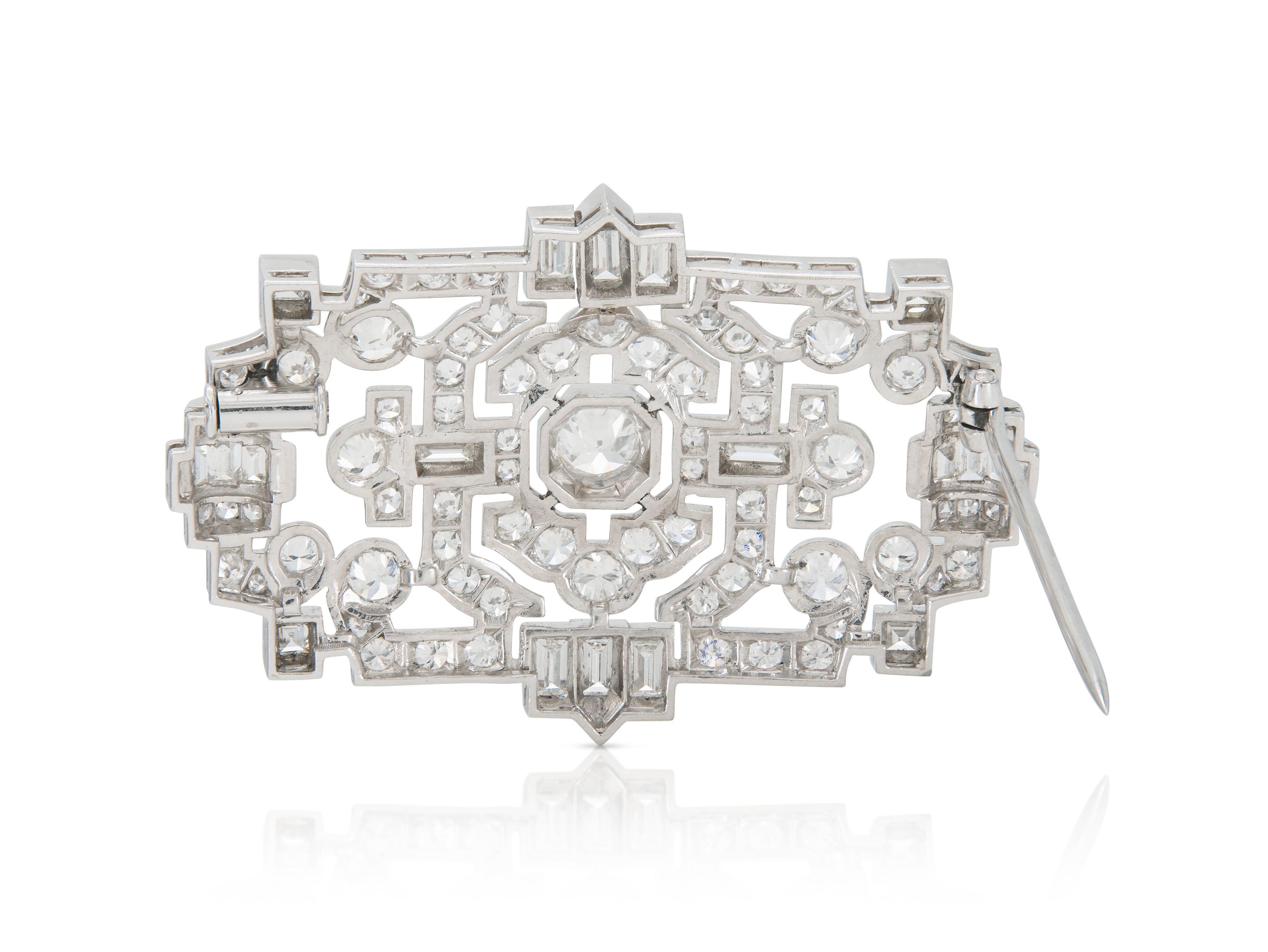 Antiguo broche Art Decó de 1920 con diamantes calados de 8,50 quilates en Bueno estado para la venta en New York, NY