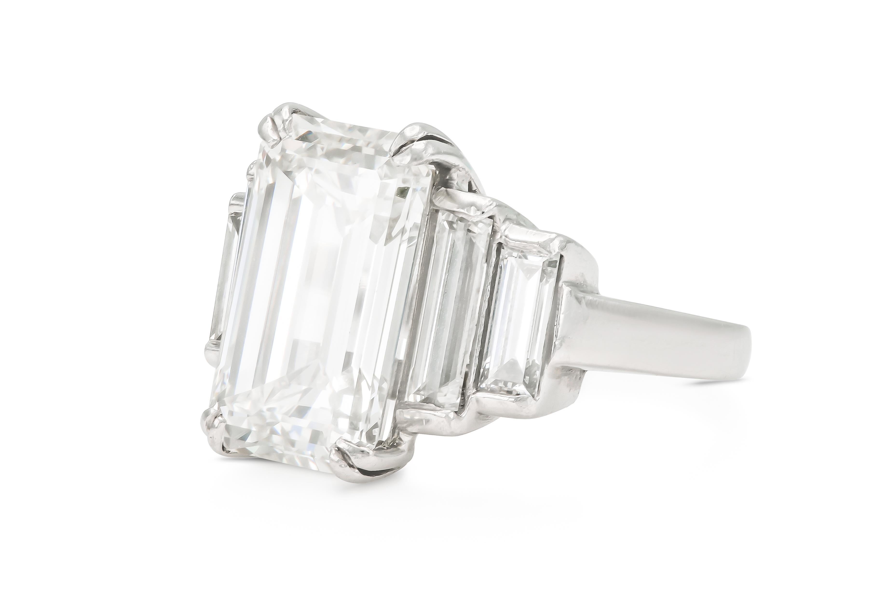Finement réalisé en platine avec un diamant taille émeraude certifié GIA pesant 9.39 carats, couleur K, pureté VS1, GIA #14894473.
La bague est également ornée de 4 diamants de taille baguette pesant au total environ 3,00 carats.
Circa 1920s
Taille