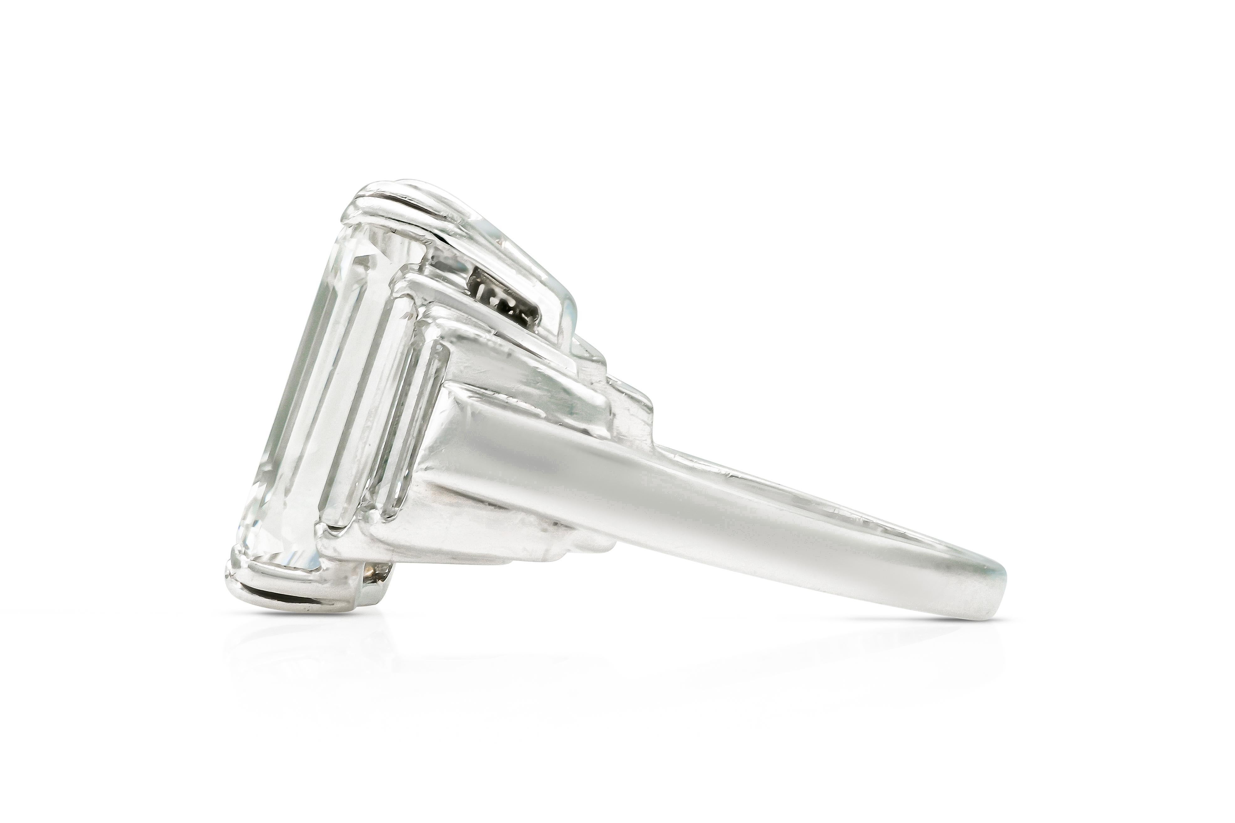 Taille émeraude Bague de fiançailles Art déco ancienne des années 1920 avec diamant taille émeraude de 9,39 carats en vente