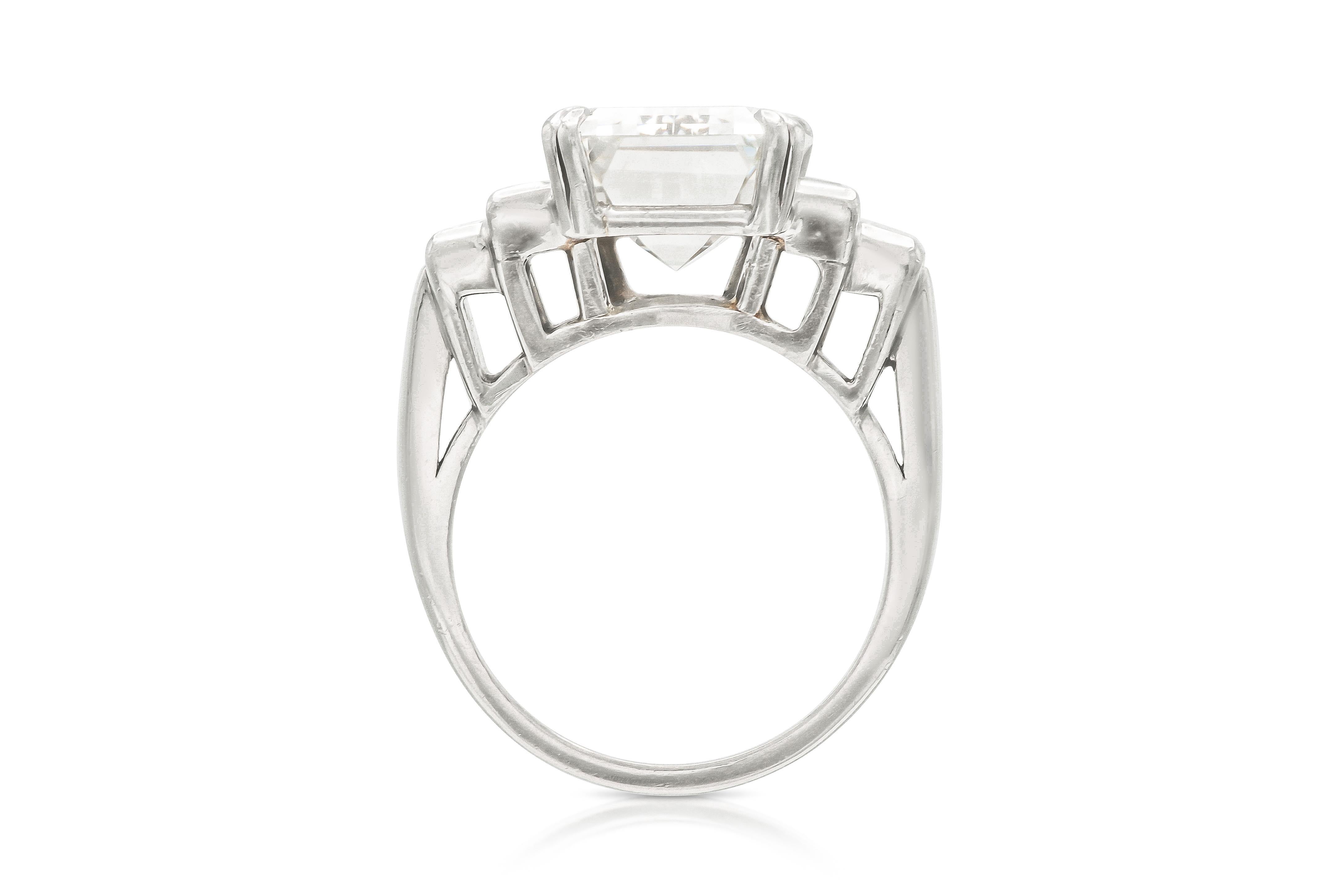 Bague de fiançailles Art déco ancienne des années 1920 avec diamant taille émeraude de 9,39 carats Bon état - En vente à New York, NY